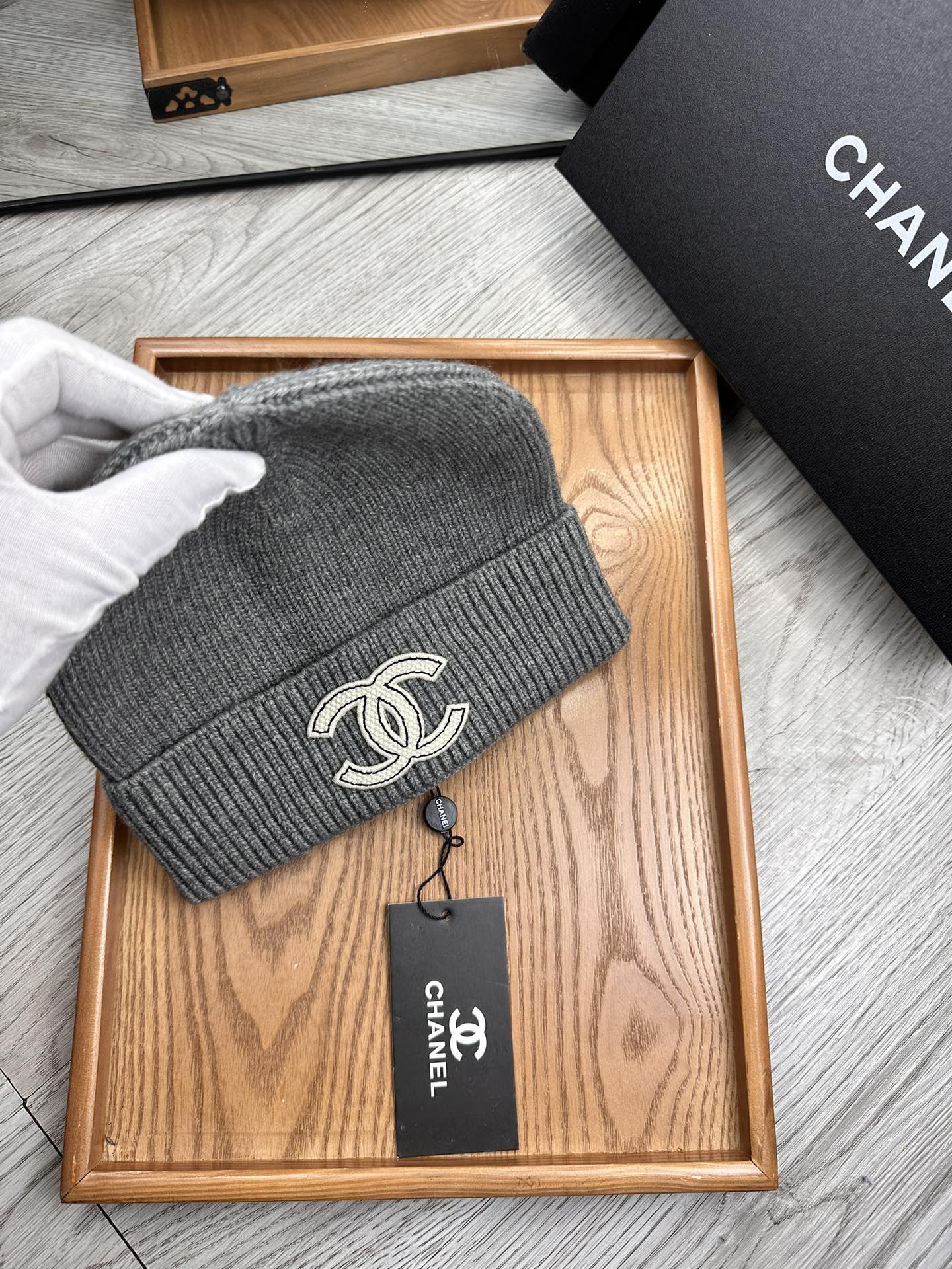 。C家。福利！！新款上架，特别实惠的一个系列帽子，面料：毛线。密度紧致！毛线针织面料手感舒适透气性好！款