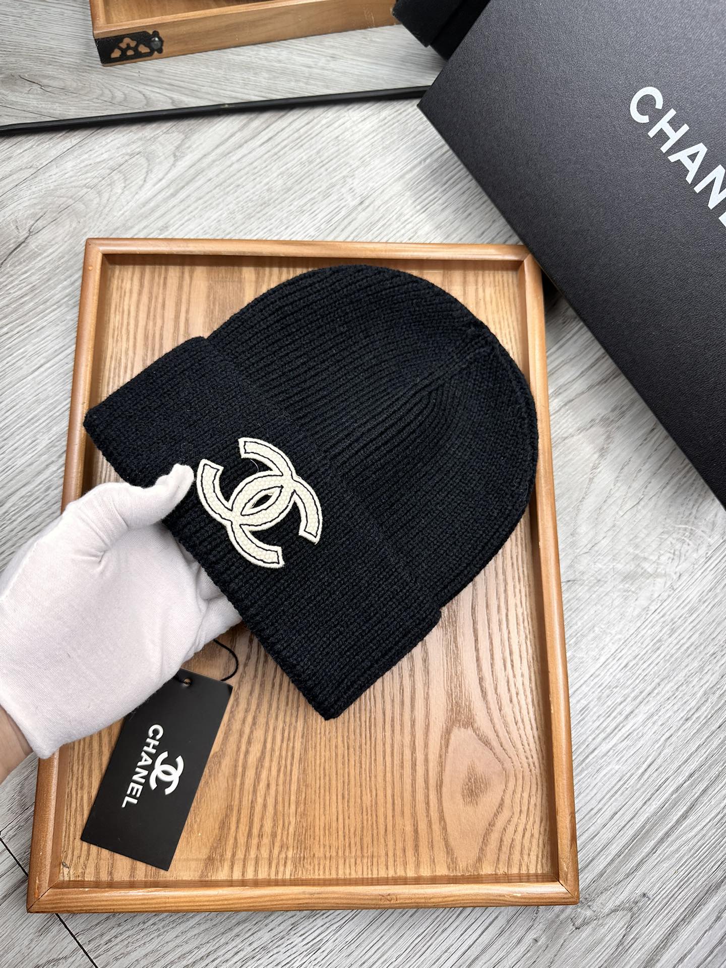 。C家。福利！！新款上架，特别实惠的一个系列帽子，面料：毛线。密度紧致！毛线针织面料手感舒适透气性好！款