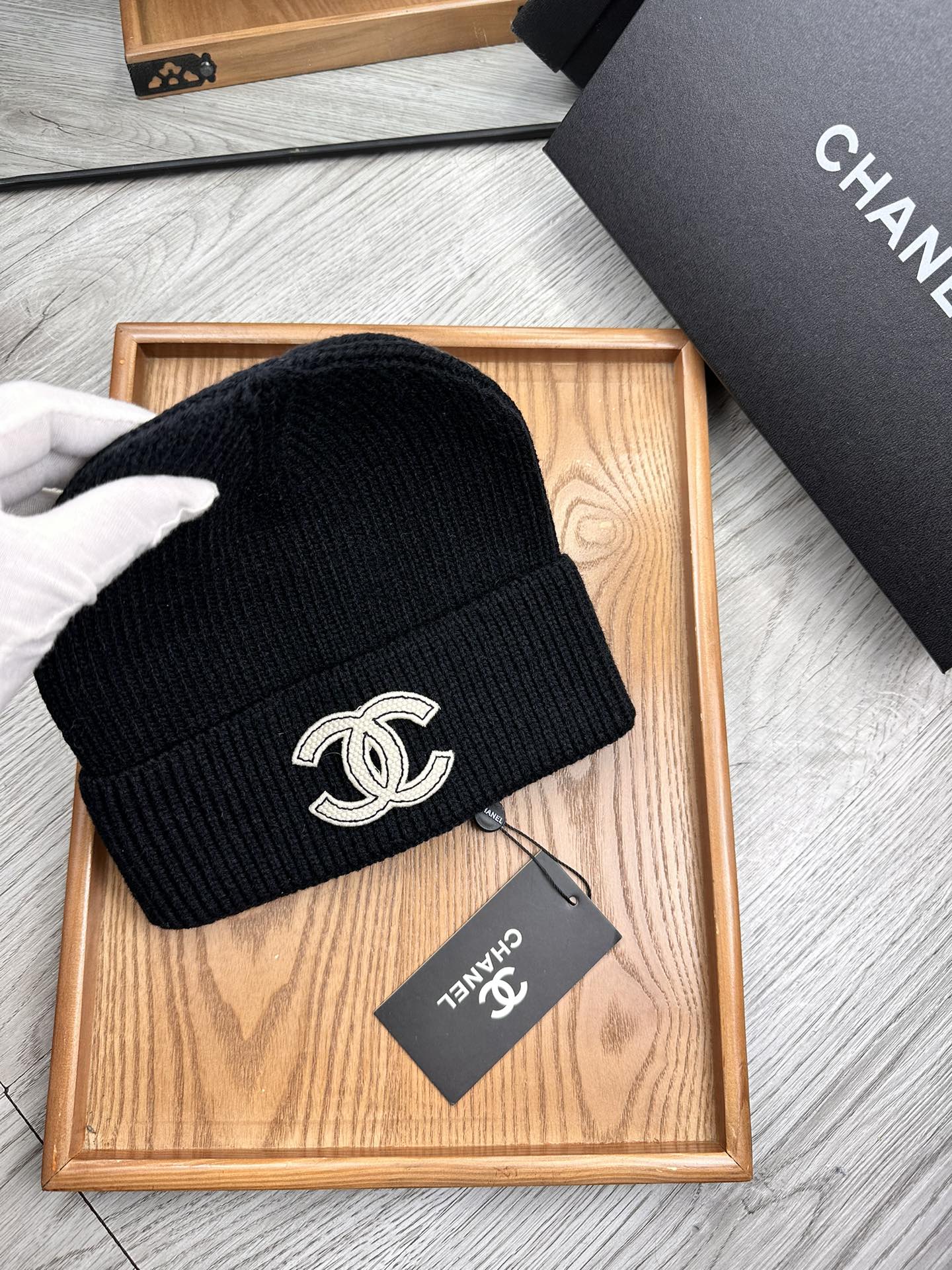 。C家。福利！！新款上架，特别实惠的一个系列帽子，面料：毛线。密度紧致！毛线针织面料手感舒适透气性好！款