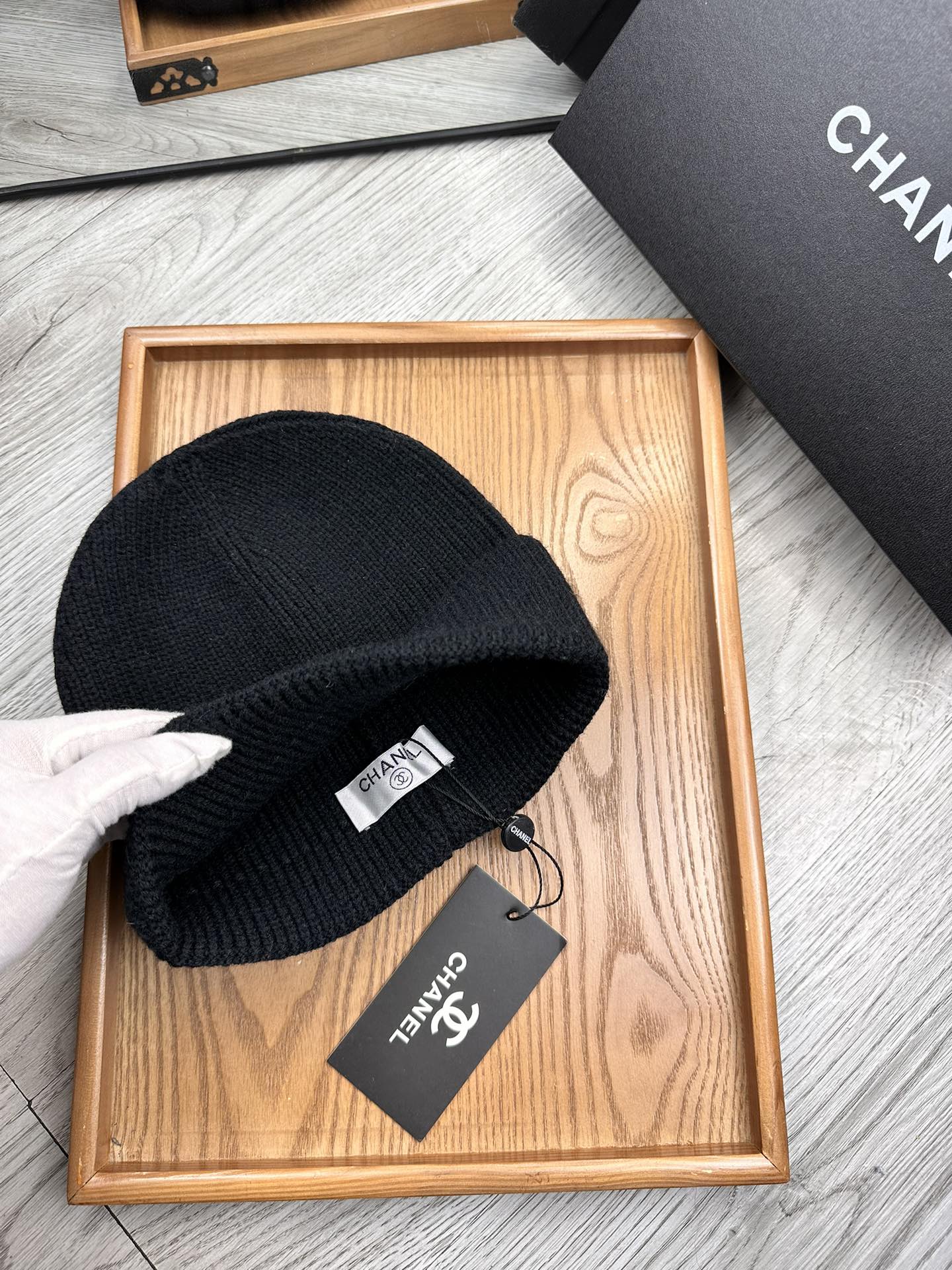 。C家。福利！！新款上架，特别实惠的一个系列帽子，面料：毛线。密度紧致！毛线针织面料手感舒适透气性好！款