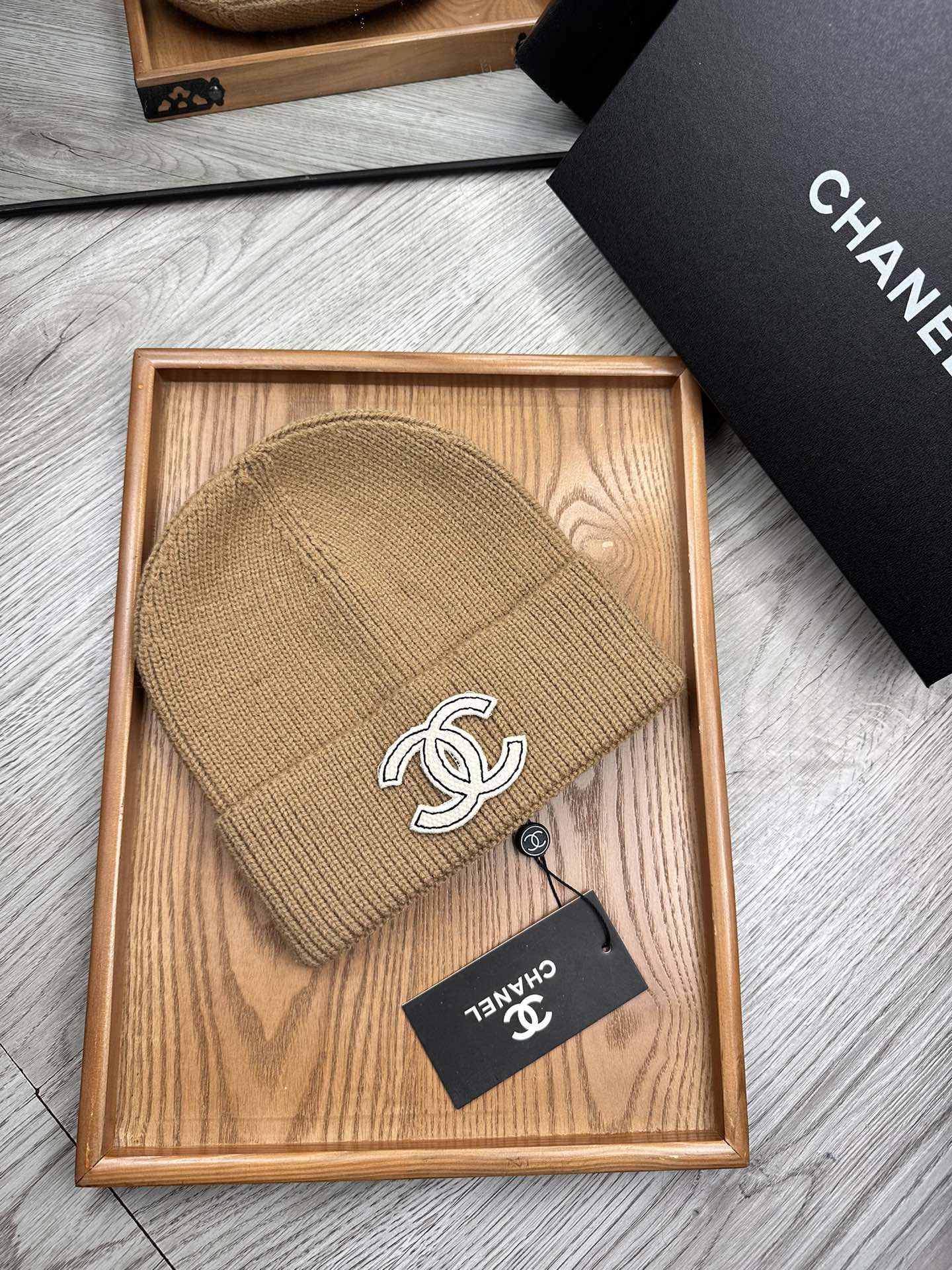 。C家。福利！！新款上架，特别实惠的一个系列帽子，面料：毛线。密度紧致！毛线针织面料手感舒适透气性好！款