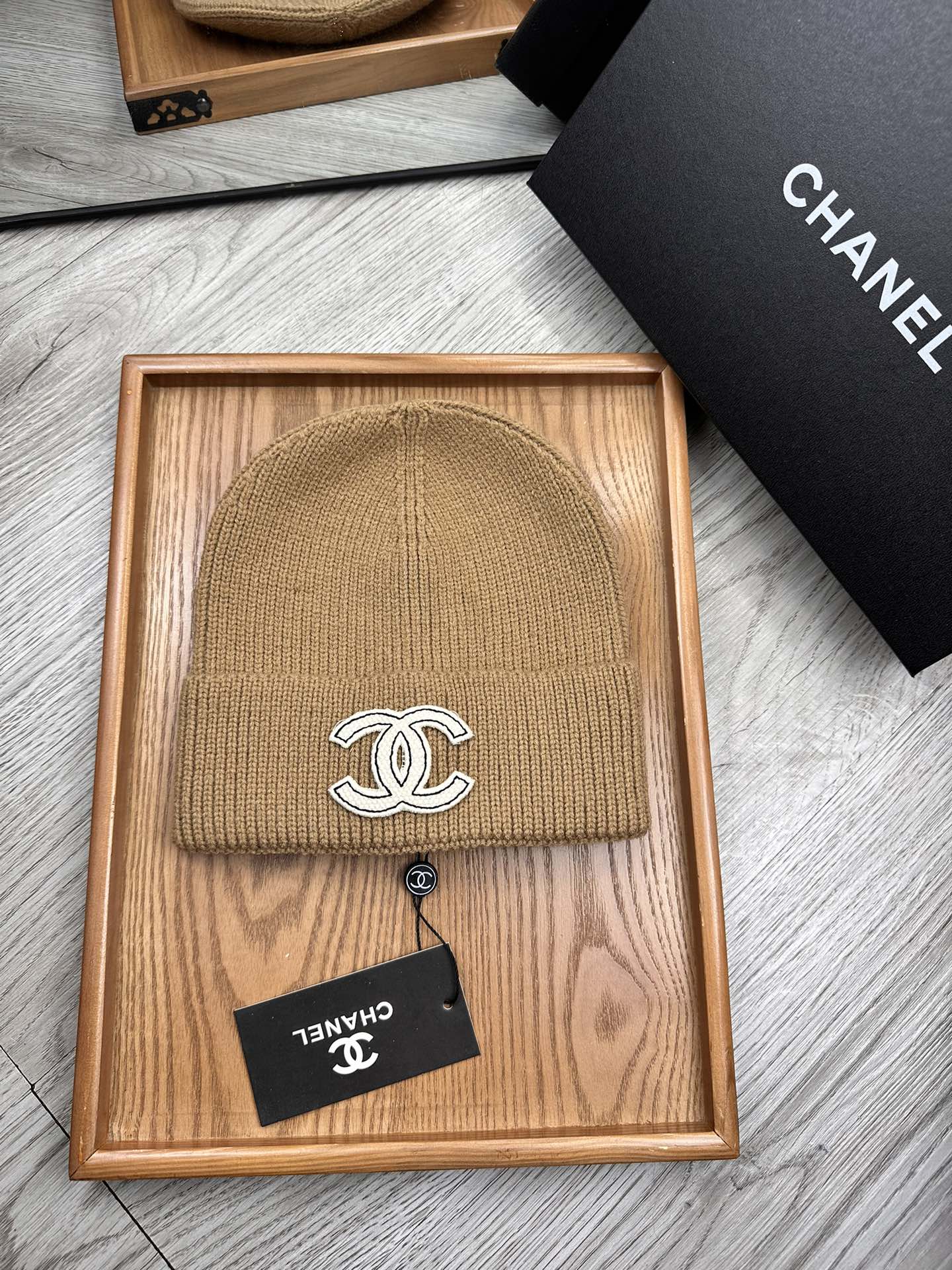 。C家。福利！！新款上架，特别实惠的一个系列帽子，面料：毛线。密度紧致！毛线针织面料手感舒适透气性好！款