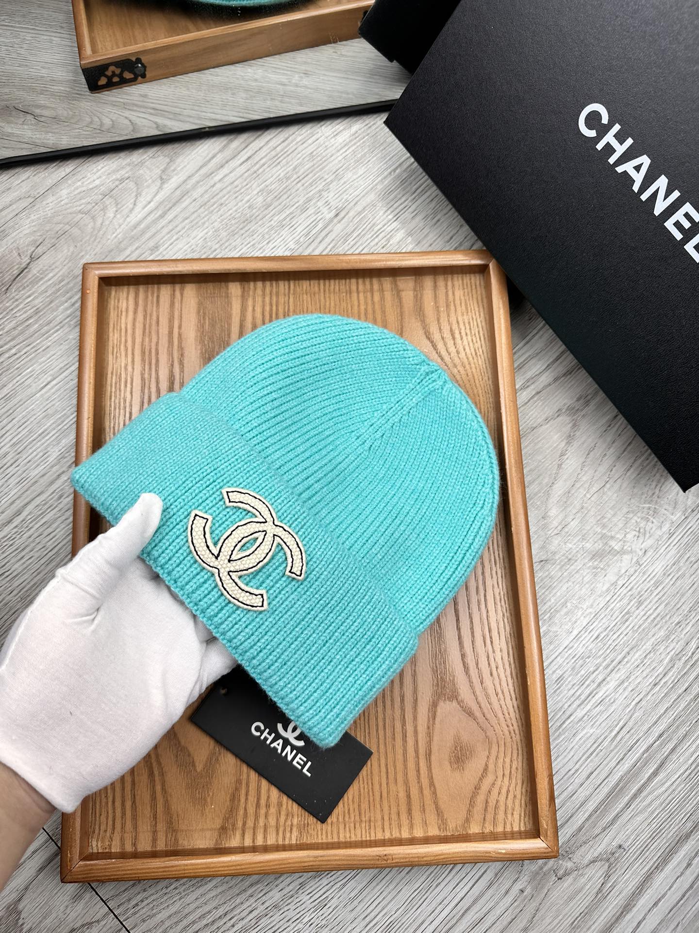 。C家。福利！！新款上架，特别实惠的一个系列帽子，面料：毛线。密度紧致！毛线针织面料手感舒适透气性好！款