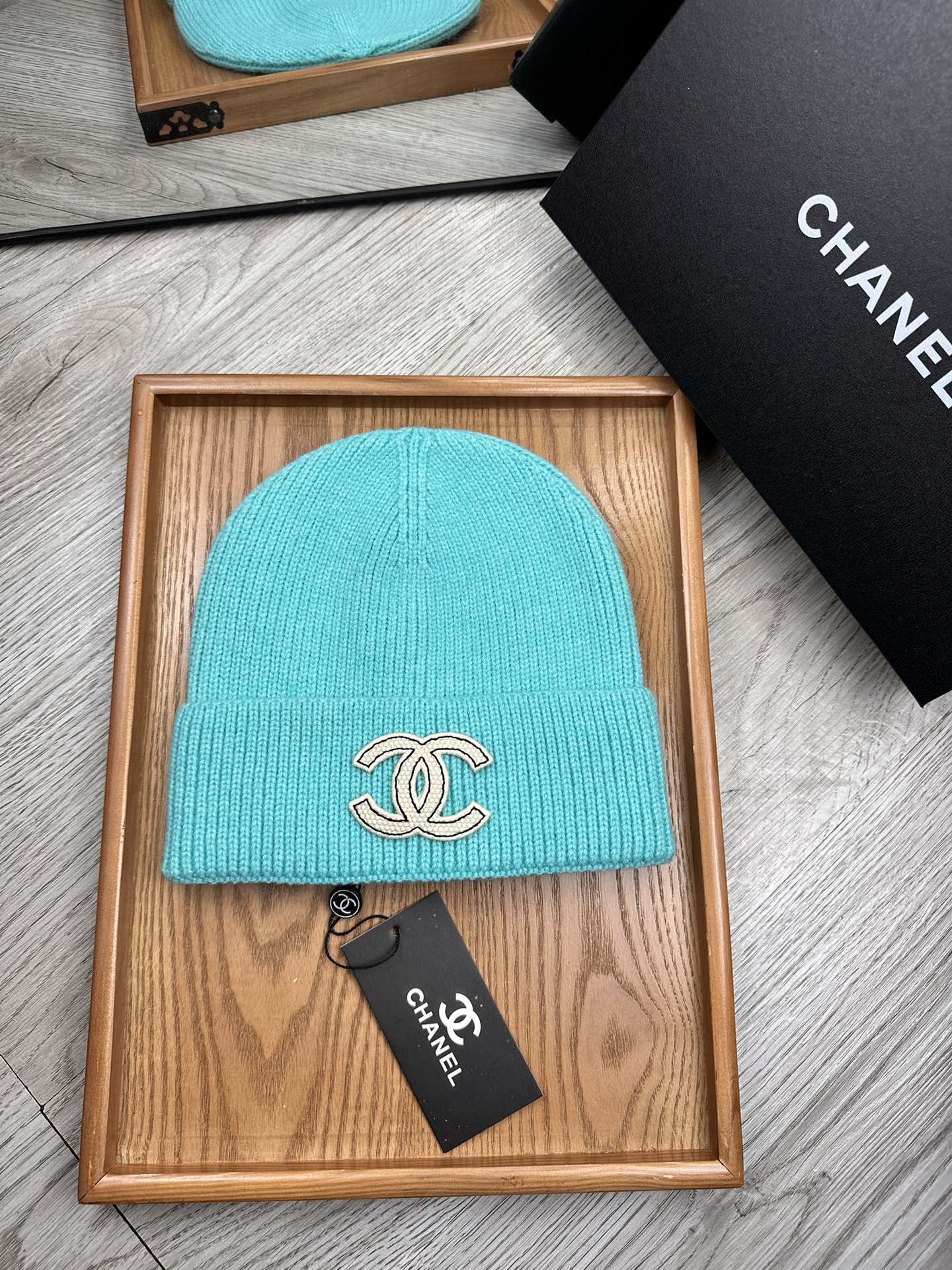 。C家。福利！！新款上架，特别实惠的一个系列帽子，面料：毛线。密度紧致！毛线针织面料手感舒适透气性好！款