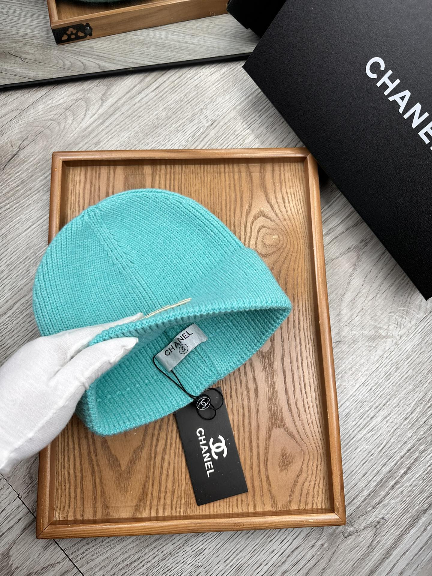 。C家。福利！！新款上架，特别实惠的一个系列帽子，面料：毛线。密度紧致！毛线针织面料手感舒适透气性好！款