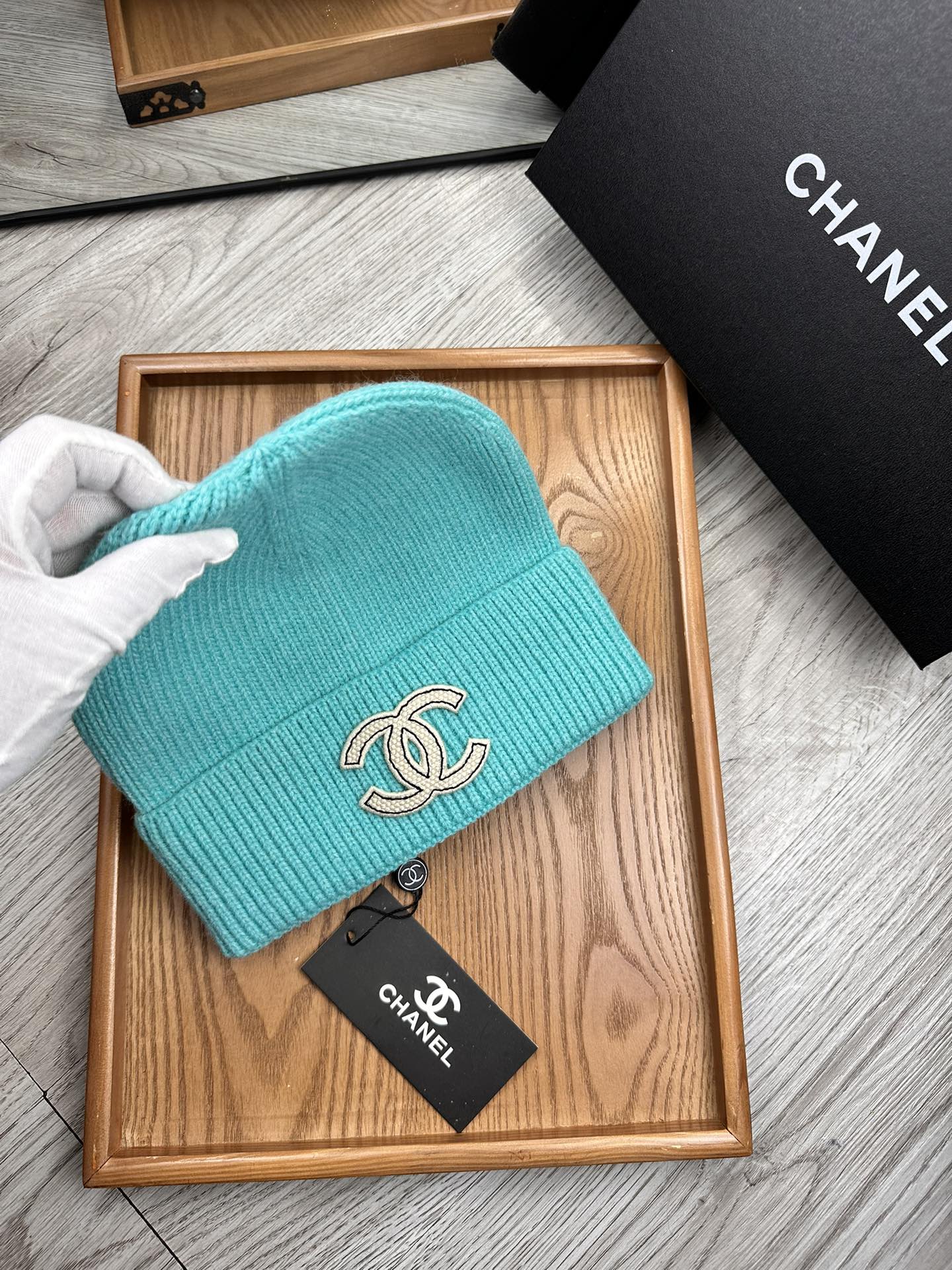 。C家。福利！！新款上架，特别实惠的一个系列帽子，面料：毛线。密度紧致！毛线针织面料手感舒适透气性好！款