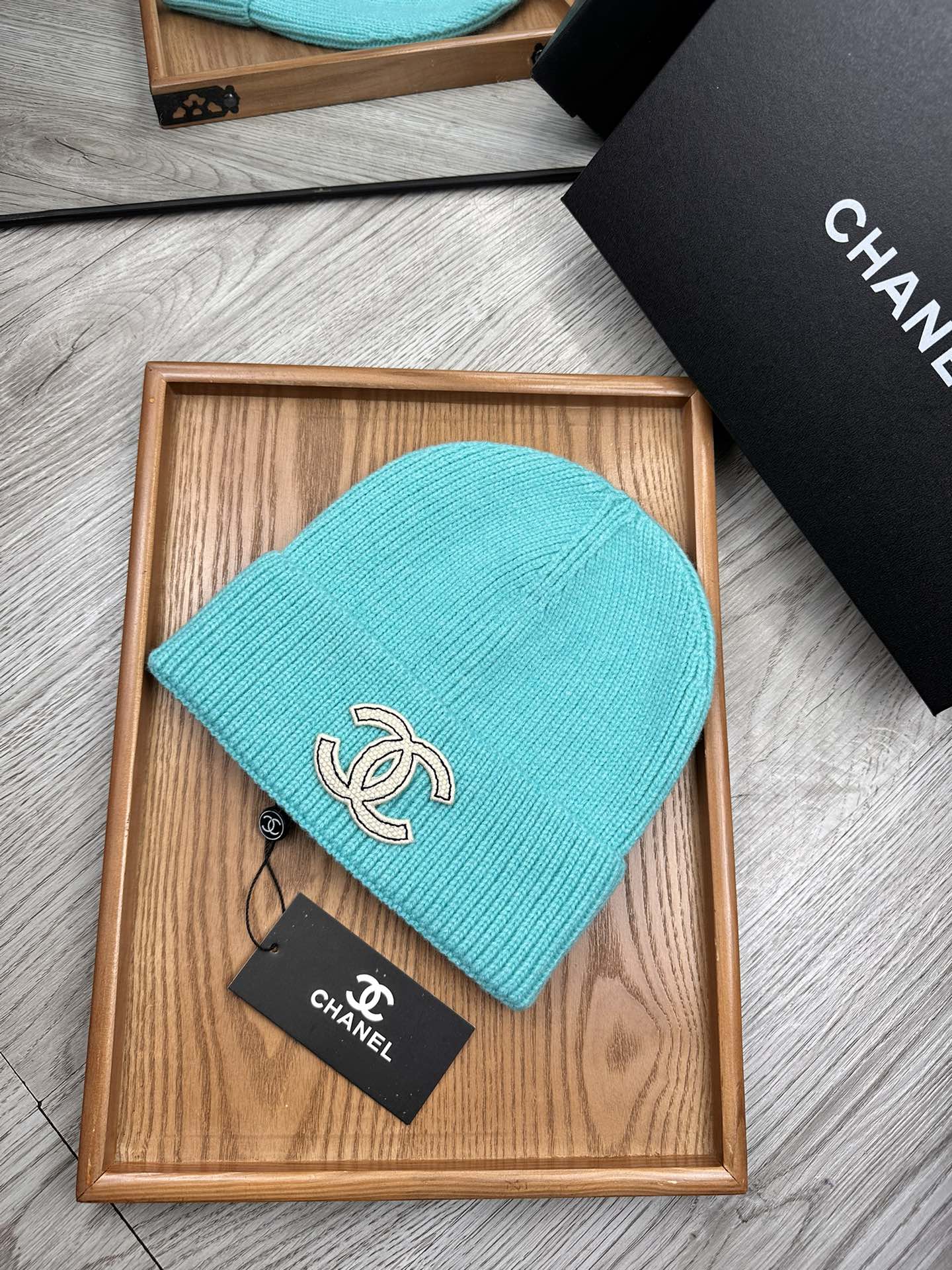 。C家。福利！！新款上架，特别实惠的一个系列帽子，面料：毛线。密度紧致！毛线针织面料手感舒适透气性好！款