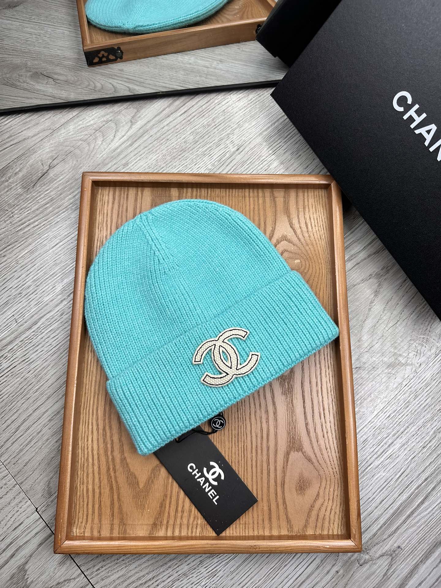 。C家。福利！！新款上架，特别实惠的一个系列帽子，面料：毛线。密度紧致！毛线针织面料手感舒适透气性好！款