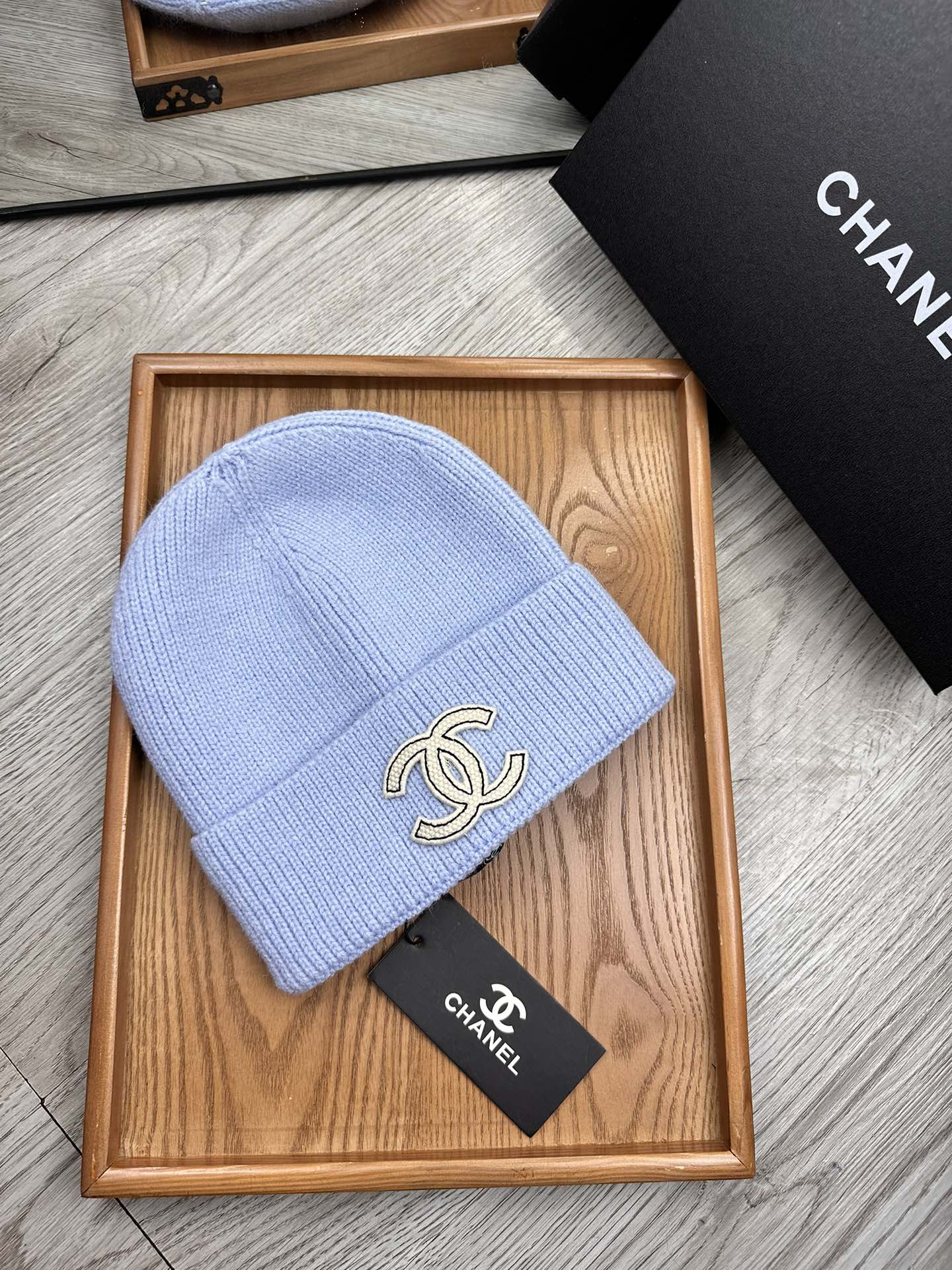 。C家。福利！！新款上架，特别实惠的一个系列帽子，面料：毛线。密度紧致！毛线针织面料手感舒适透气性好！款