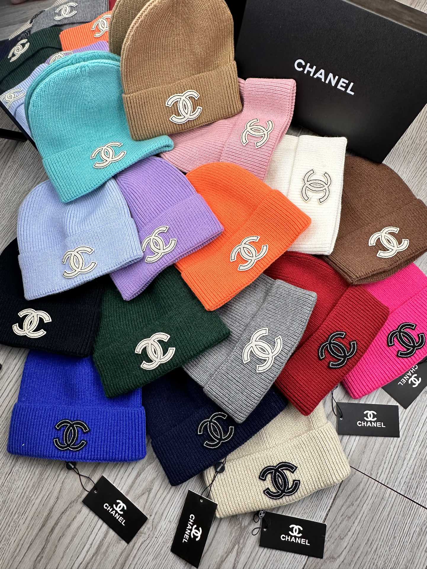 。C家。福利！！新款上架，特别实惠的一个系列帽子，面料：毛线。密度紧致！毛线针织面料手感舒适透气性好！款