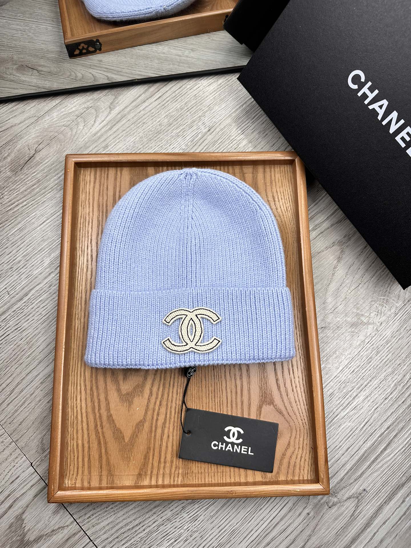 。C家。福利！！新款上架，特别实惠的一个系列帽子，面料：毛线。密度紧致！毛线针织面料手感舒适透气性好！款