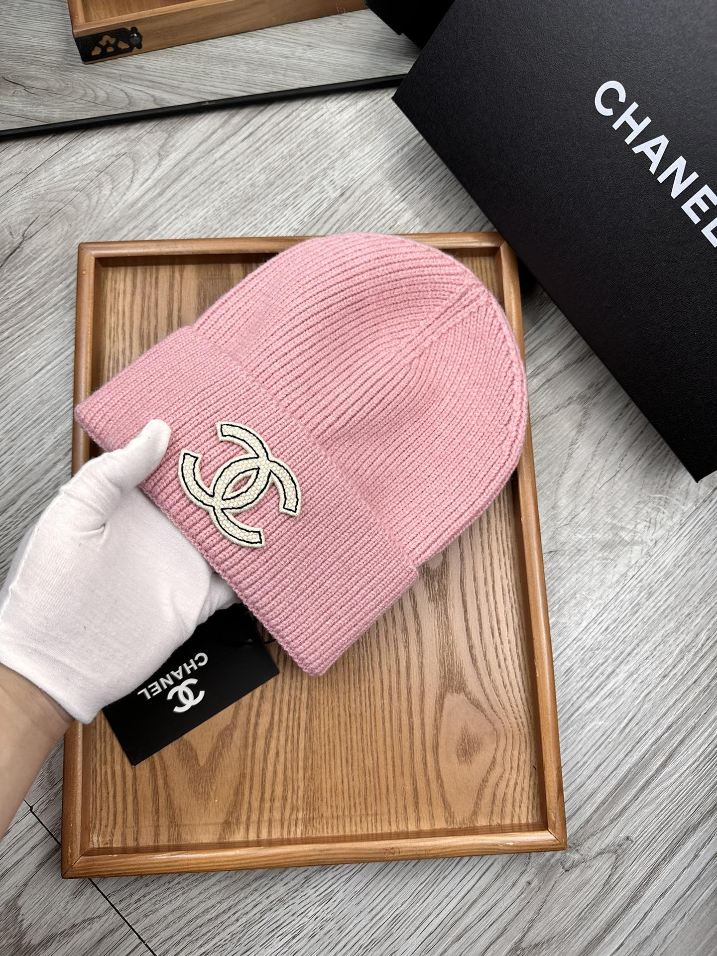 。C家。福利！！新款上架，特别实惠的一个系列帽子，面料：毛线。密度紧致！毛线针织面料手感舒适透气性好！款