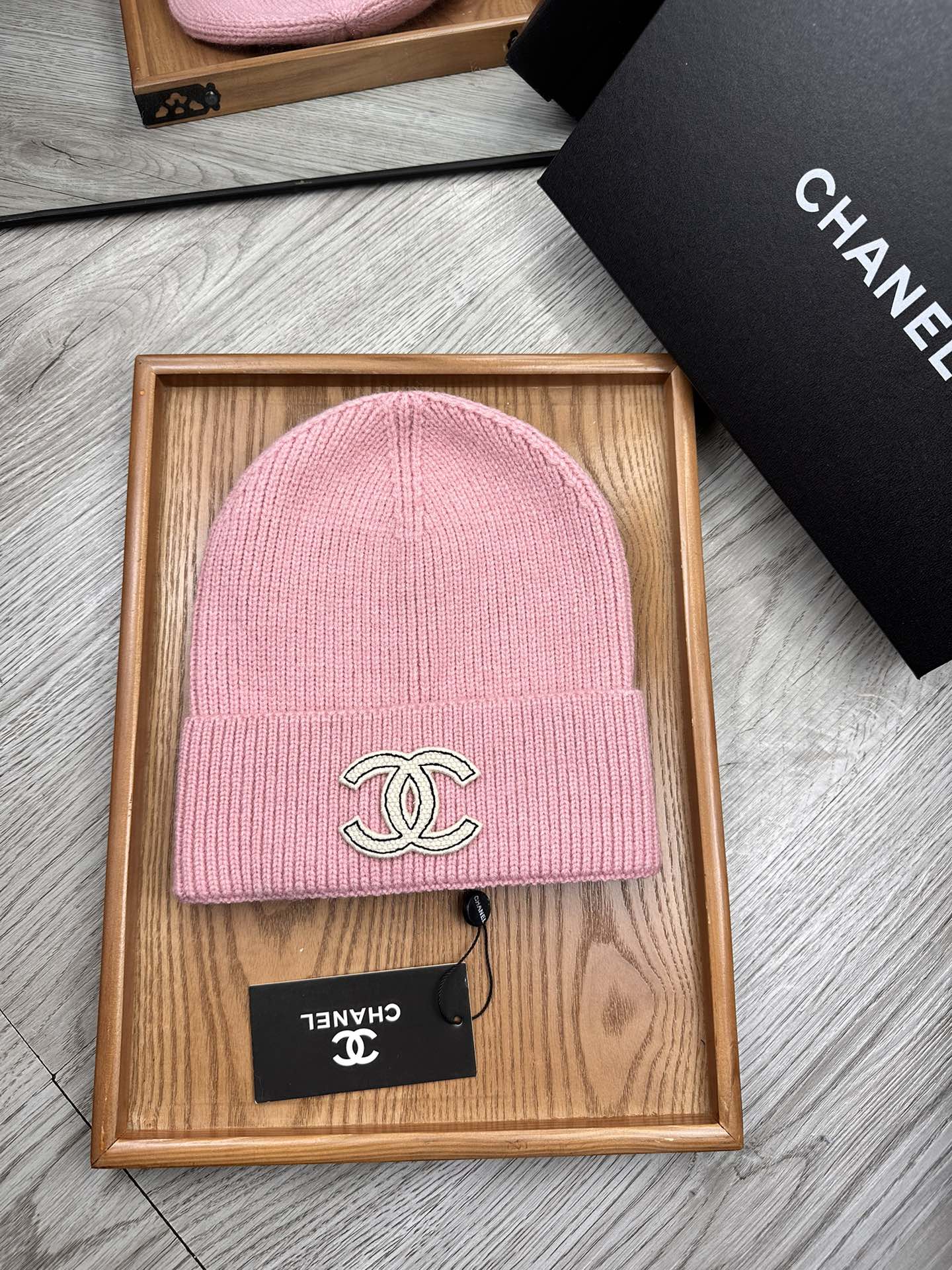 。C家。福利！！新款上架，特别实惠的一个系列帽子，面料：毛线。密度紧致！毛线针织面料手感舒适透气性好！款