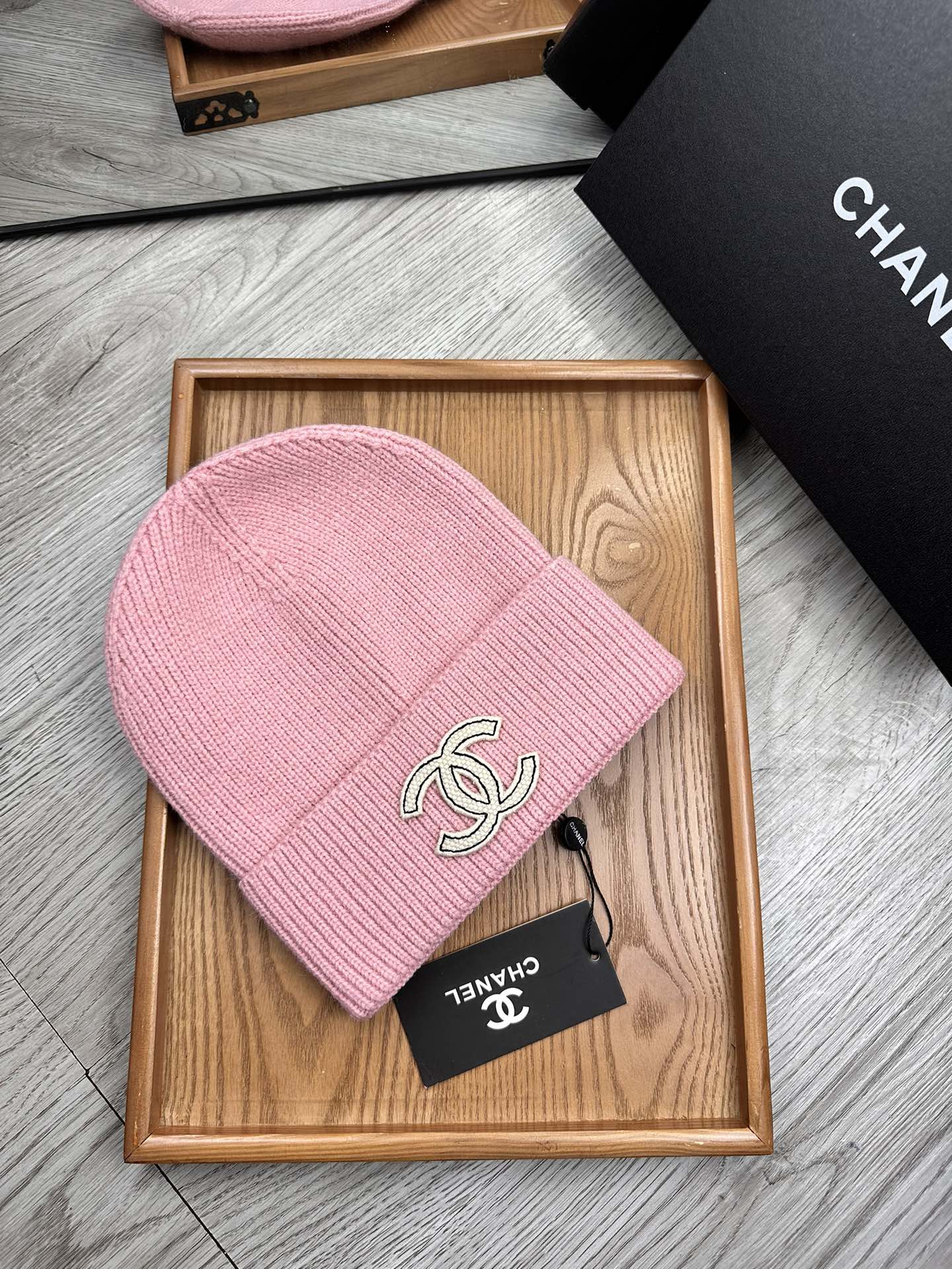 。C家。福利！！新款上架，特别实惠的一个系列帽子，面料：毛线。密度紧致！毛线针织面料手感舒适透气性好！款