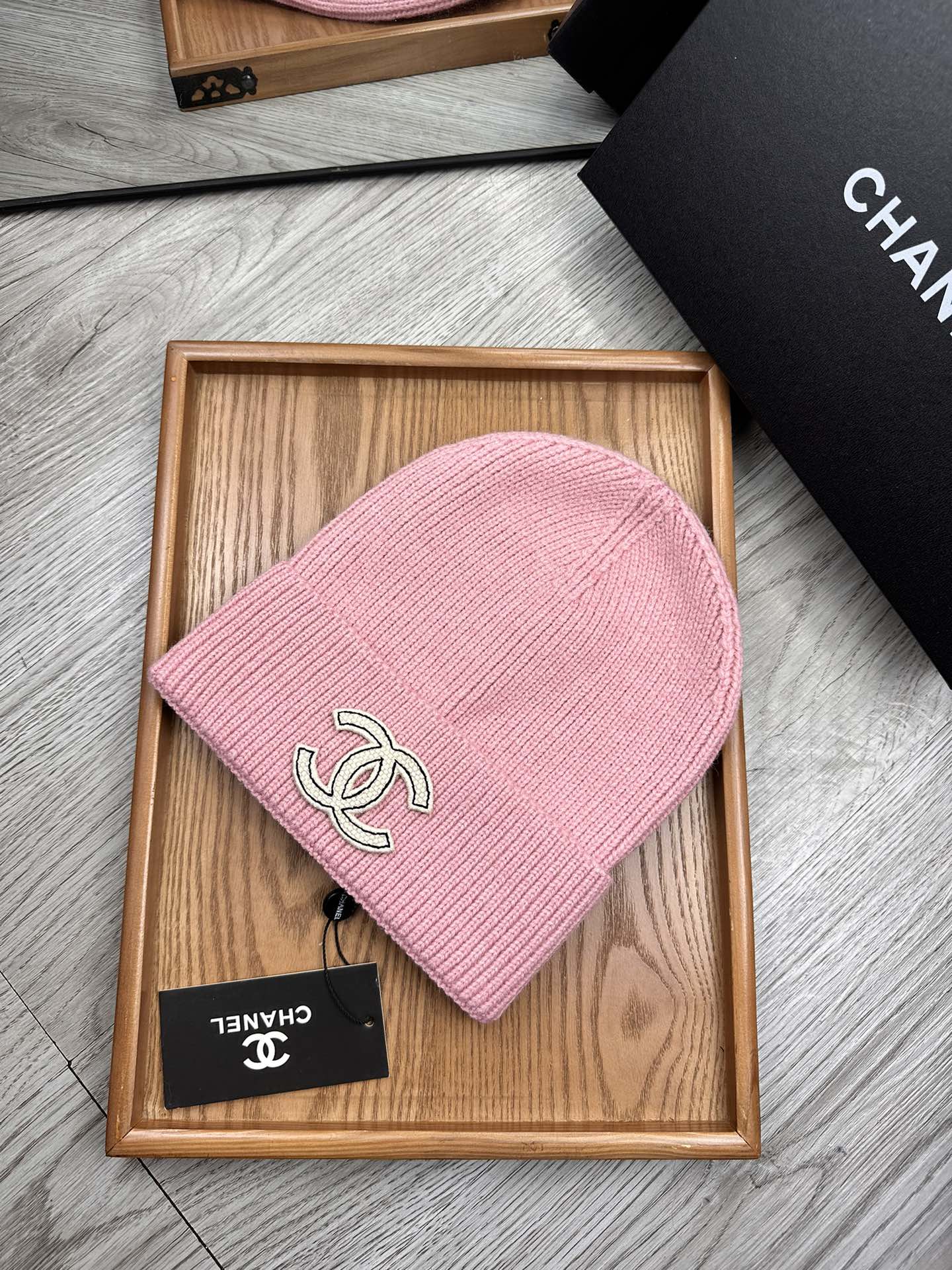 。C家。福利！！新款上架，特别实惠的一个系列帽子，面料：毛线。密度紧致！毛线针织面料手感舒适透气性好！款