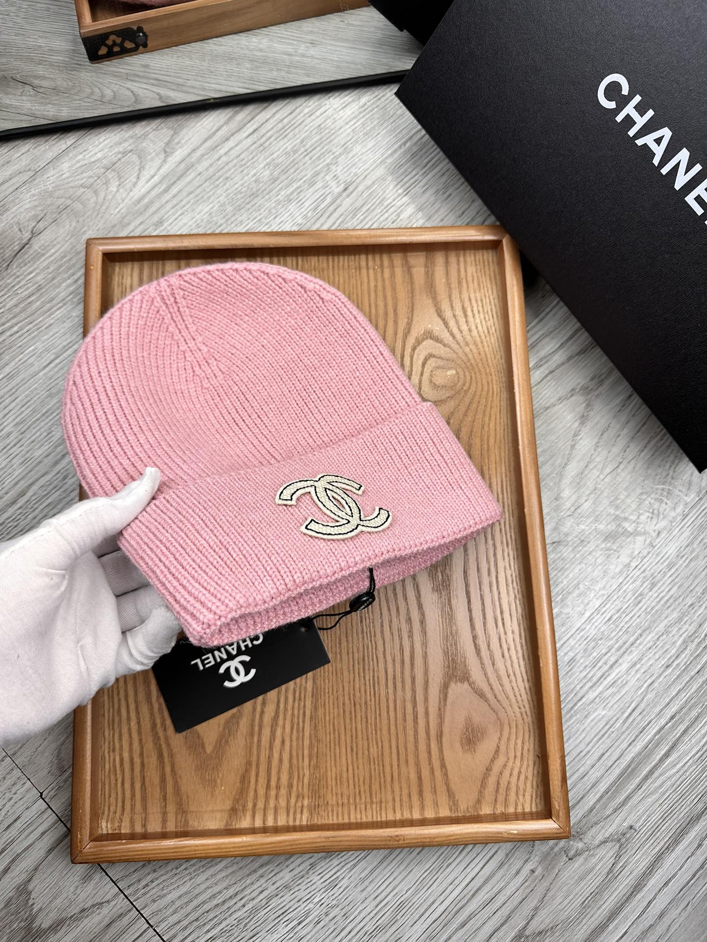 。C家。福利！！新款上架，特别实惠的一个系列帽子，面料：毛线。密度紧致！毛线针织面料手感舒适透气性好！款