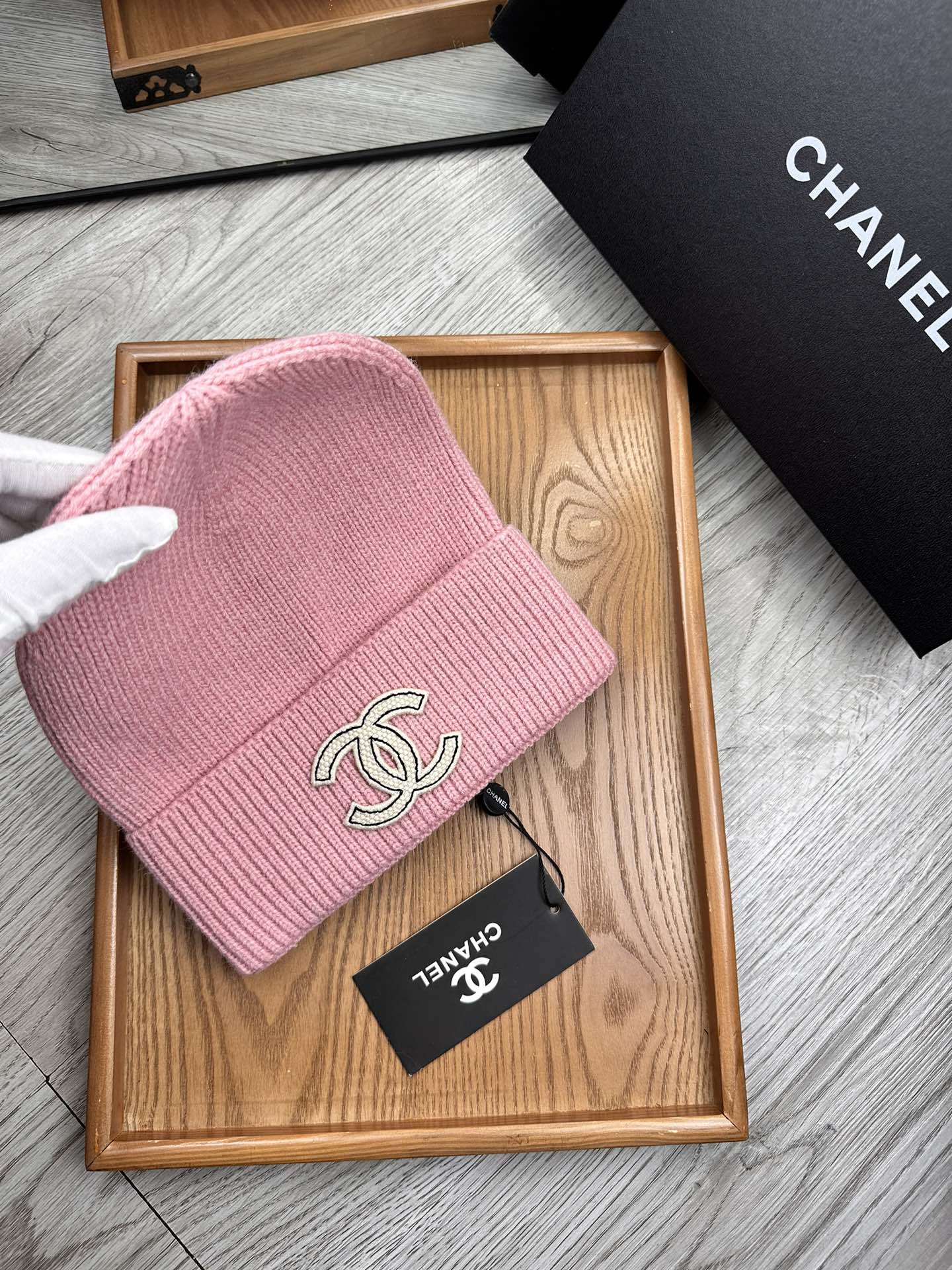 。C家。福利！！新款上架，特别实惠的一个系列帽子，面料：毛线。密度紧致！毛线针织面料手感舒适透气性好！款