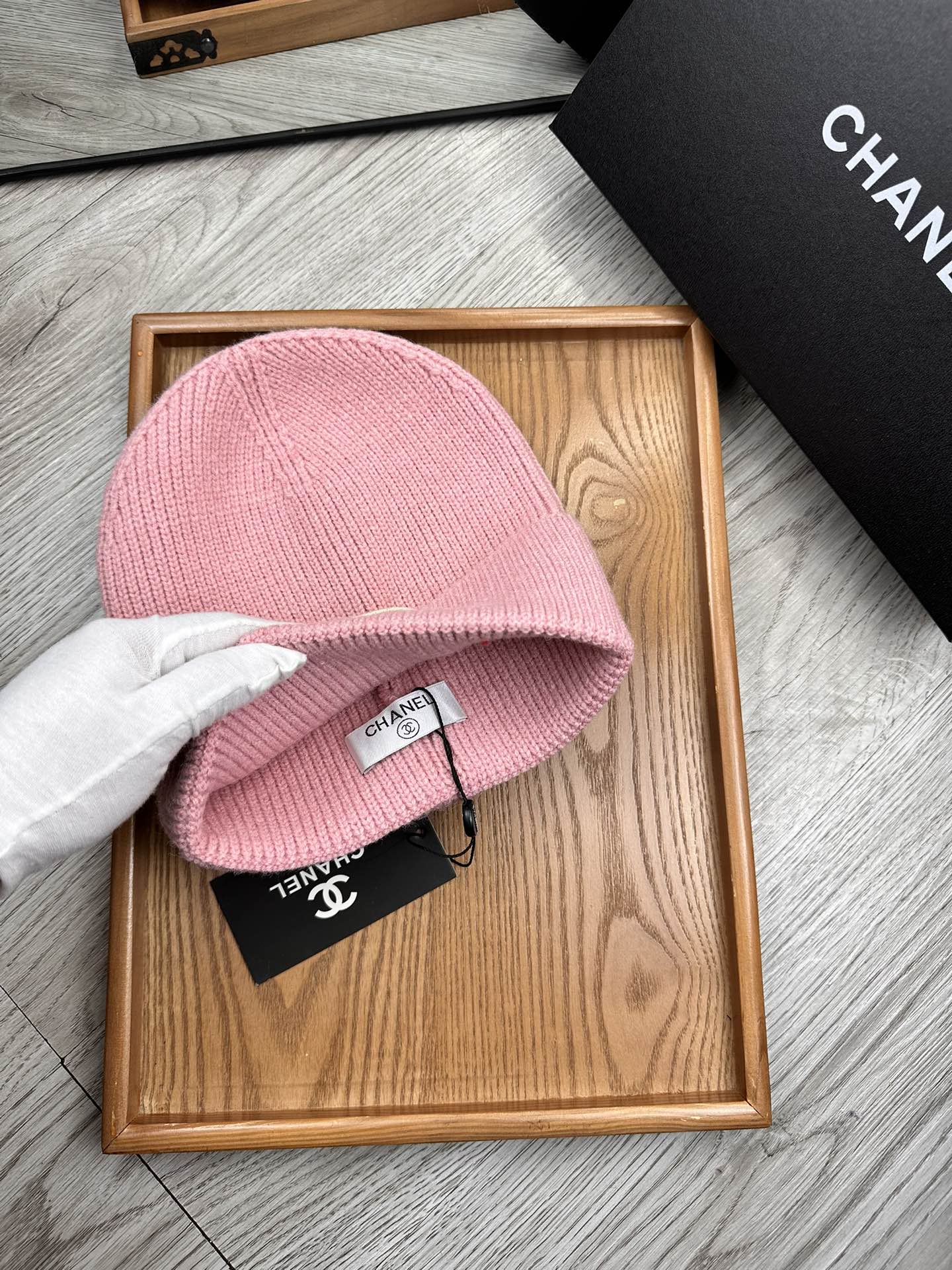 。C家。福利！！新款上架，特别实惠的一个系列帽子，面料：毛线。密度紧致！毛线针织面料手感舒适透气性好！款