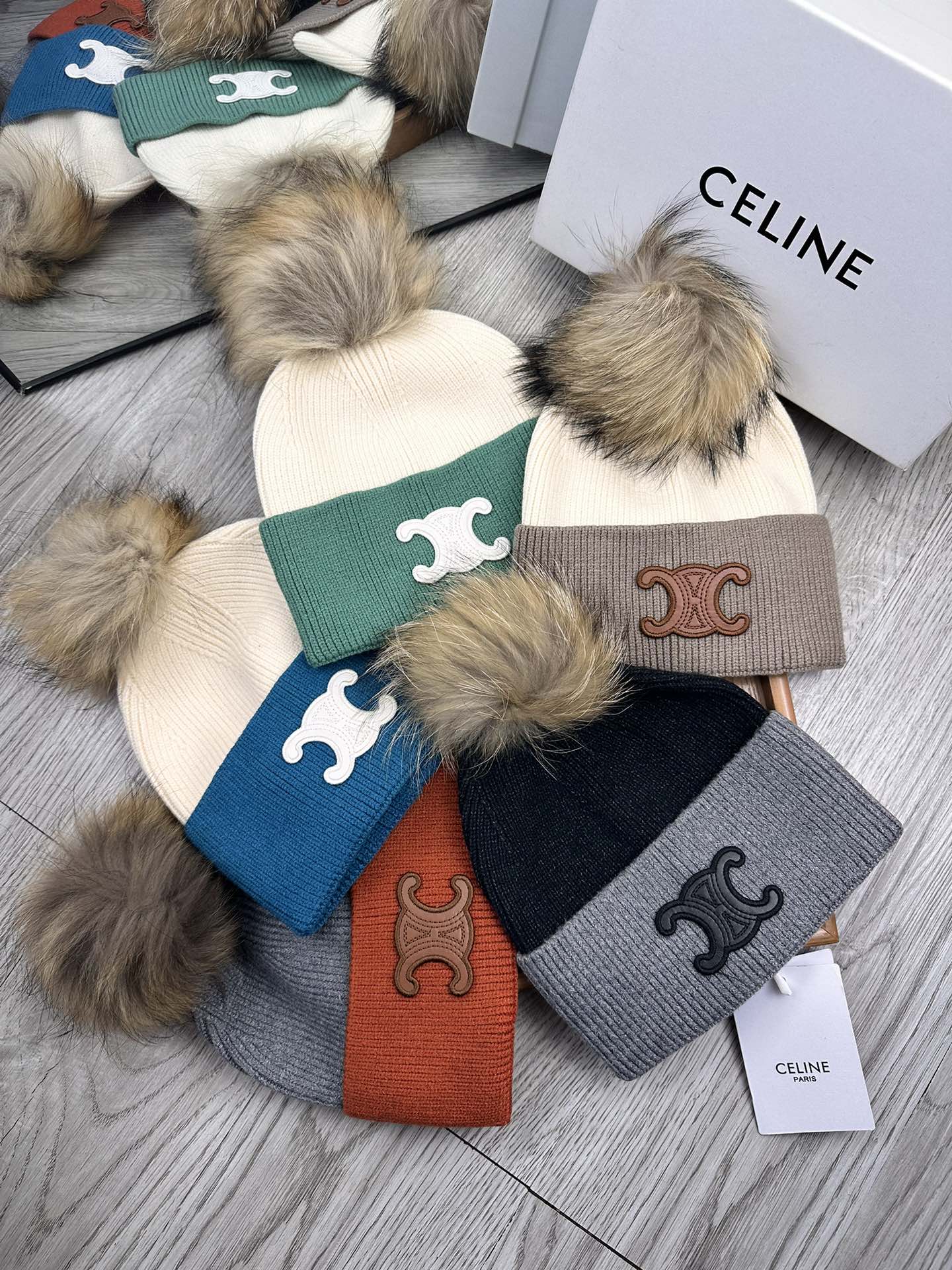 NO:212815,Special offer. Selin. Knitted wool hat!  My little sister’s favorite winter ~ It looks good with any clothes!  A cute and age-reducing style~ with many colors, versatile~ The fur ball is equipped with screened fur balls!  Instead of the cheap fake wool balls on the market!  The fur balls are very soft and shiny!  Get it quickly ~ Hat Fisherman's hat Baseball hat Knitted hat, hat, celine, espadrilles, hats19860909特价.赛琳.针织毛线帽！小姐姐的冬日最爱～随便搭配什么衣服都好看！又减龄又显可爱的一款～颜色很多,随心百搭～毛球配的是筛选过的真狐狸毛球！而不是市面上那种便宜的假毛球！毛球非常柔软,有光泽！快快入手～帽子渔夫帽棒球帽针织帽,帽子,celine,espadrilles,hats,hat