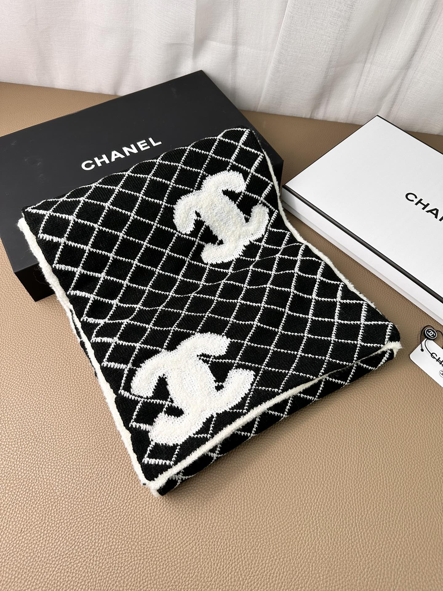 NO:177074,.C home. Chanel counter new style!  Beautiful [Tearing] The imperial palace-level top-quality new style is on sale. Imported pure cashmere fashionable embroidered knitted wool scarf shawl is extremely beautiful. Really, the upper body is extremely skin-skin color, versatile. Look at it yourself if you look good or not. The scarf size is 35180cm, it is selected for pure cashmere, the first choice for gifts!  High-version scarf, high-version scarf, chanel, chanel, shawls19860909.C家.香奈儿专柜新款！美翻了[流泪]御用殿堂级极品新款专柜在售 进口纯羊绒时尚绣花针织毛线围巾披肩美丽至极 真的 上身极为衬肤色 百搭 好看不好看自己看吧 围巾尺寸35180cm,精选纯羊绒,送礼首选佳品！高版本围巾,高版本围巾,chanel,chanel,shawls,scarf