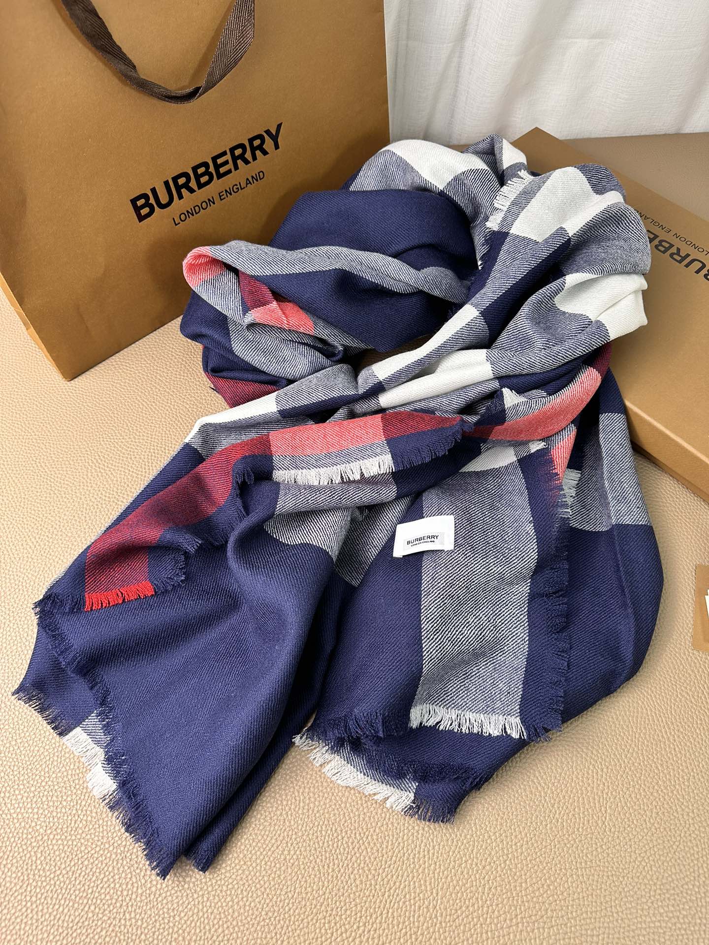 burberry博柏利最新款纹路清晰面料是极好的尼泊尔山羊绒原料触感柔糯细腻像极了婴儿的肌肤围巾四边散须