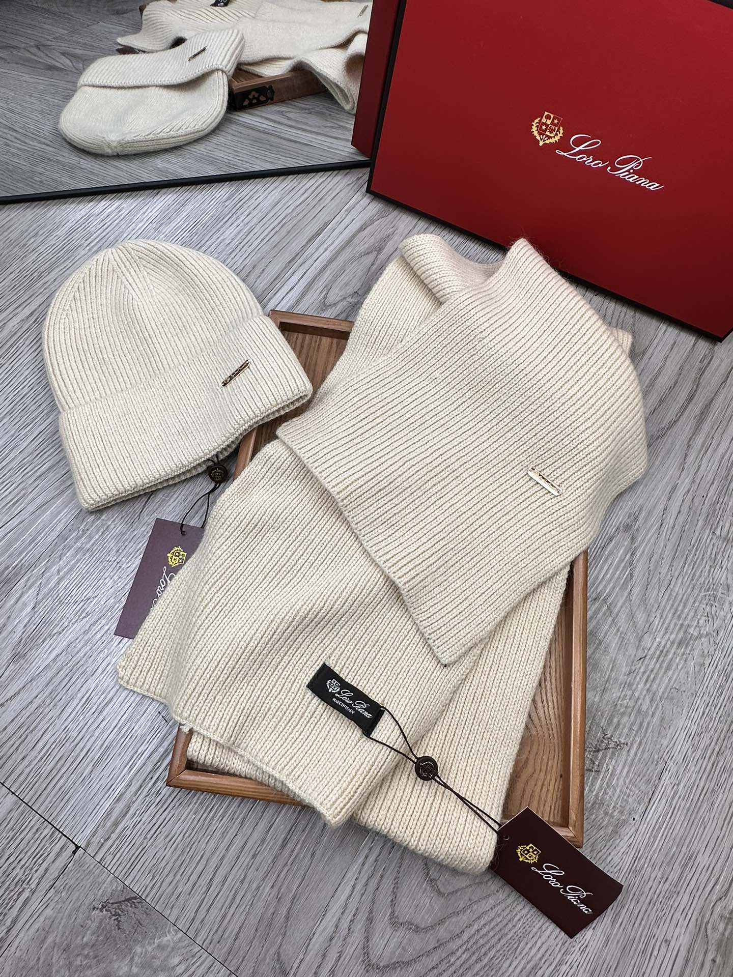 🌹。LP。【两件套-羊毛套装帽子】经典套装帽子！帽子➕围巾！70%羊毛+30%兔毛。暖暖哒超级舒服～冬日