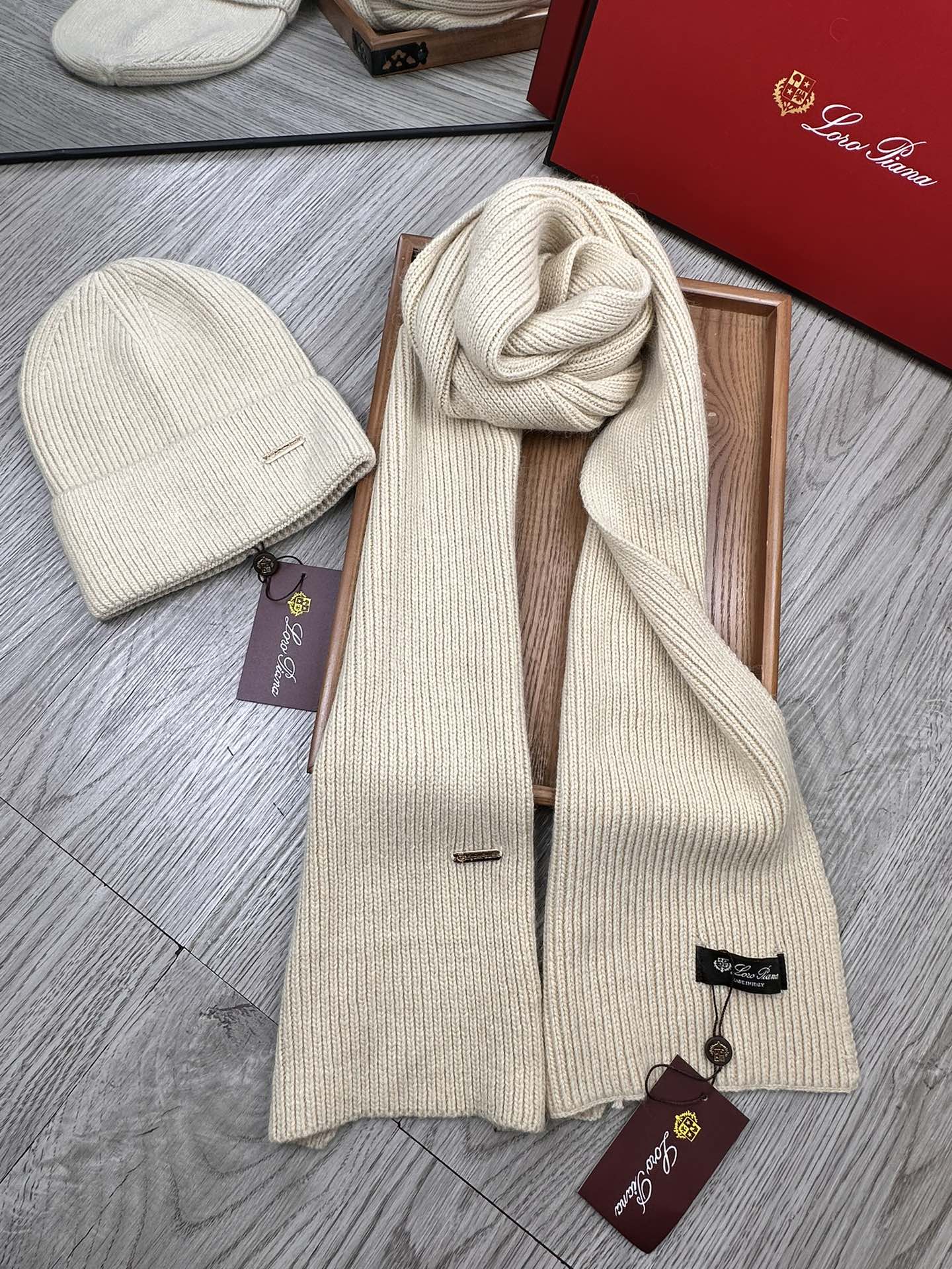 🌹。LP。【两件套-羊毛套装帽子】经典套装帽子！帽子➕围巾！70%羊毛+30%兔毛。暖暖哒超级舒服～冬日