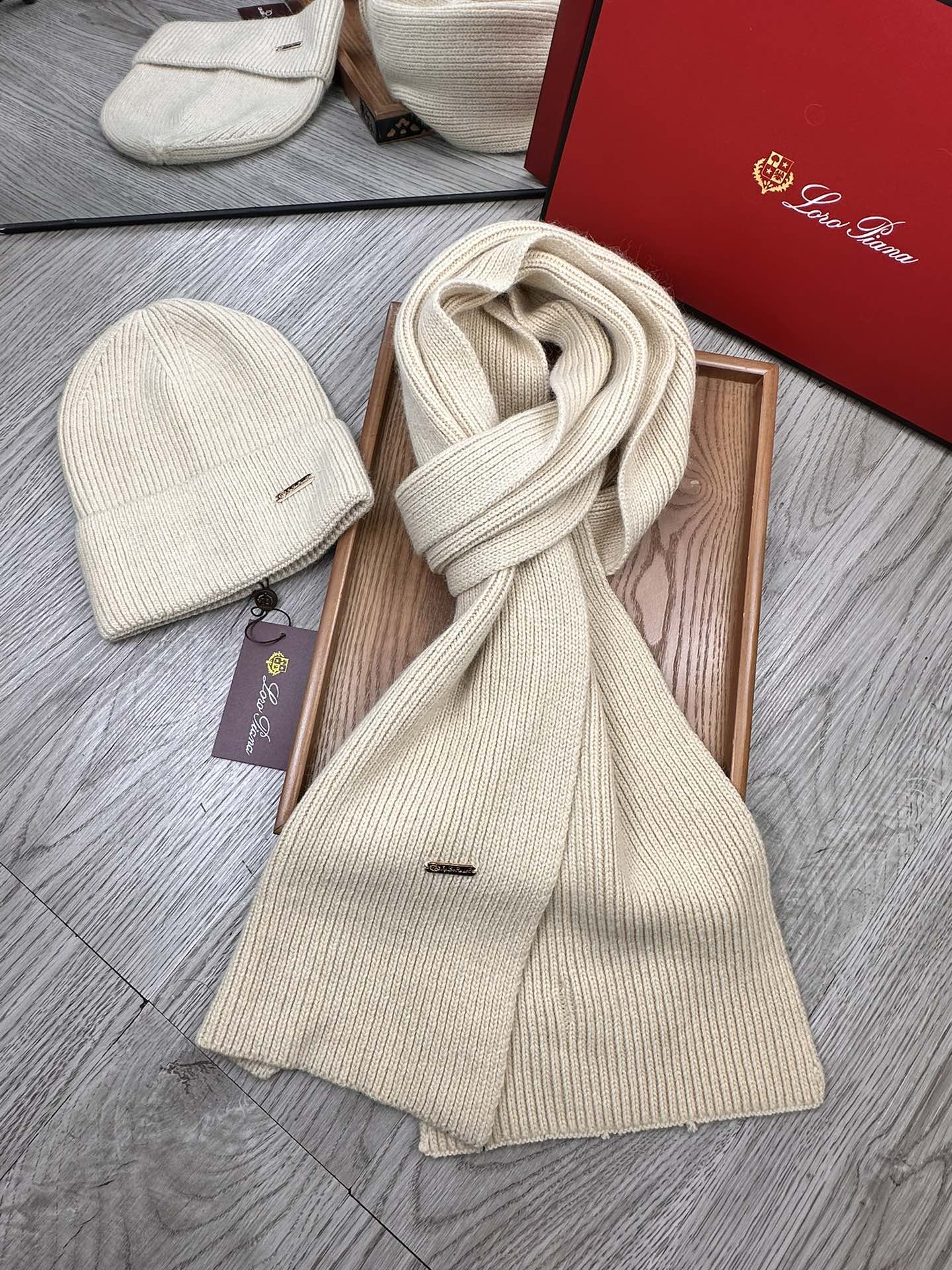 🌹。LP。【两件套-羊毛套装帽子】经典套装帽子！帽子➕围巾！70%羊毛+30%兔毛。暖暖哒超级舒服～冬日