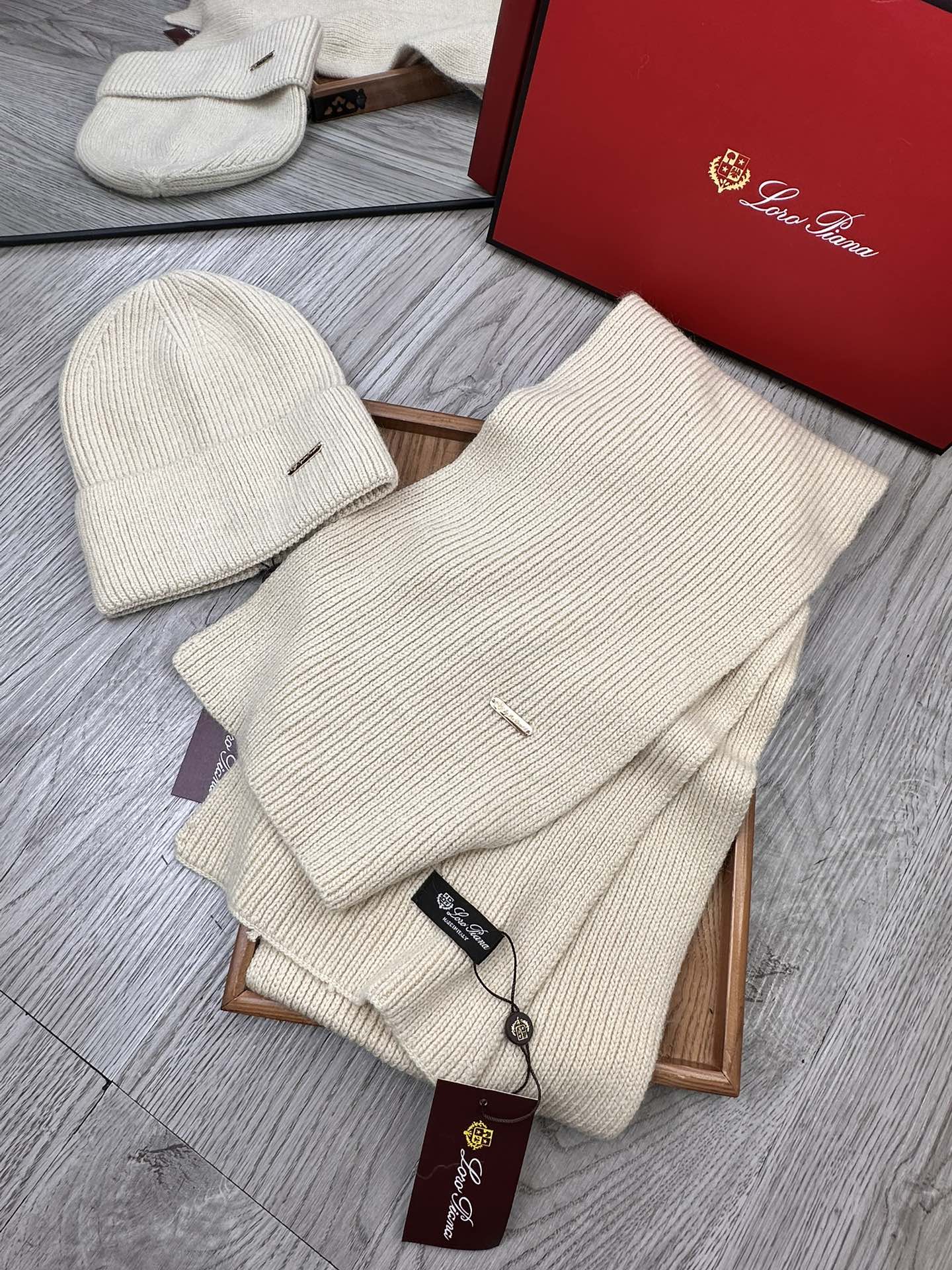 🌹。LP。【两件套-羊毛套装帽子】经典套装帽子！帽子➕围巾！70%羊毛+30%兔毛。暖暖哒超级舒服～冬日