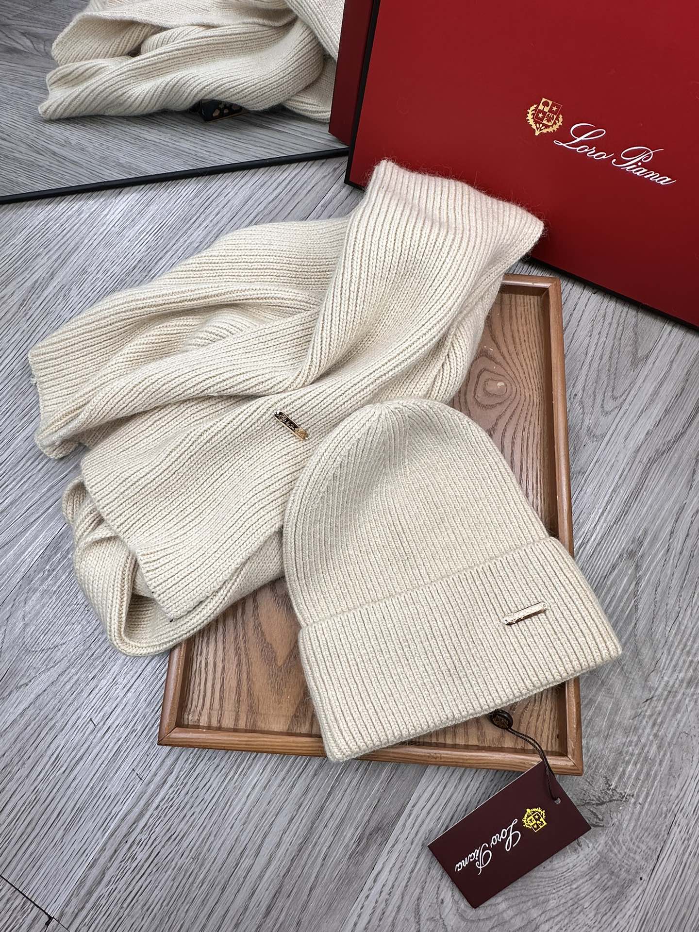 🌹。LP。【两件套-羊毛套装帽子】经典套装帽子！帽子➕围巾！70%羊毛+30%兔毛。暖暖哒超级舒服～冬日