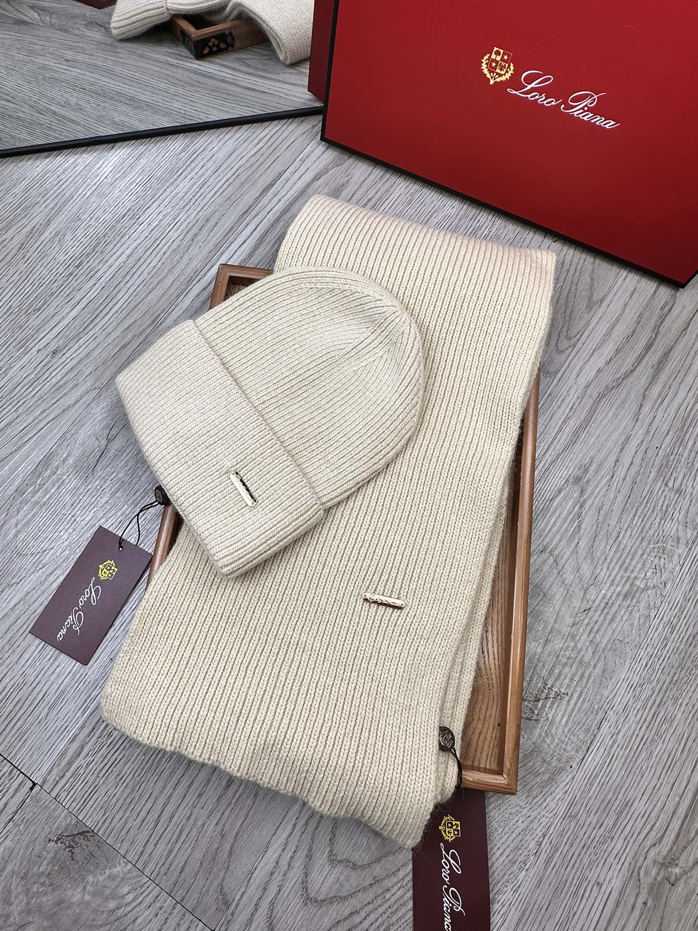 🌹。LP。【两件套-羊毛套装帽子】经典套装帽子！帽子➕围巾！70%羊毛+30%兔毛。暖暖哒超级舒服～冬日