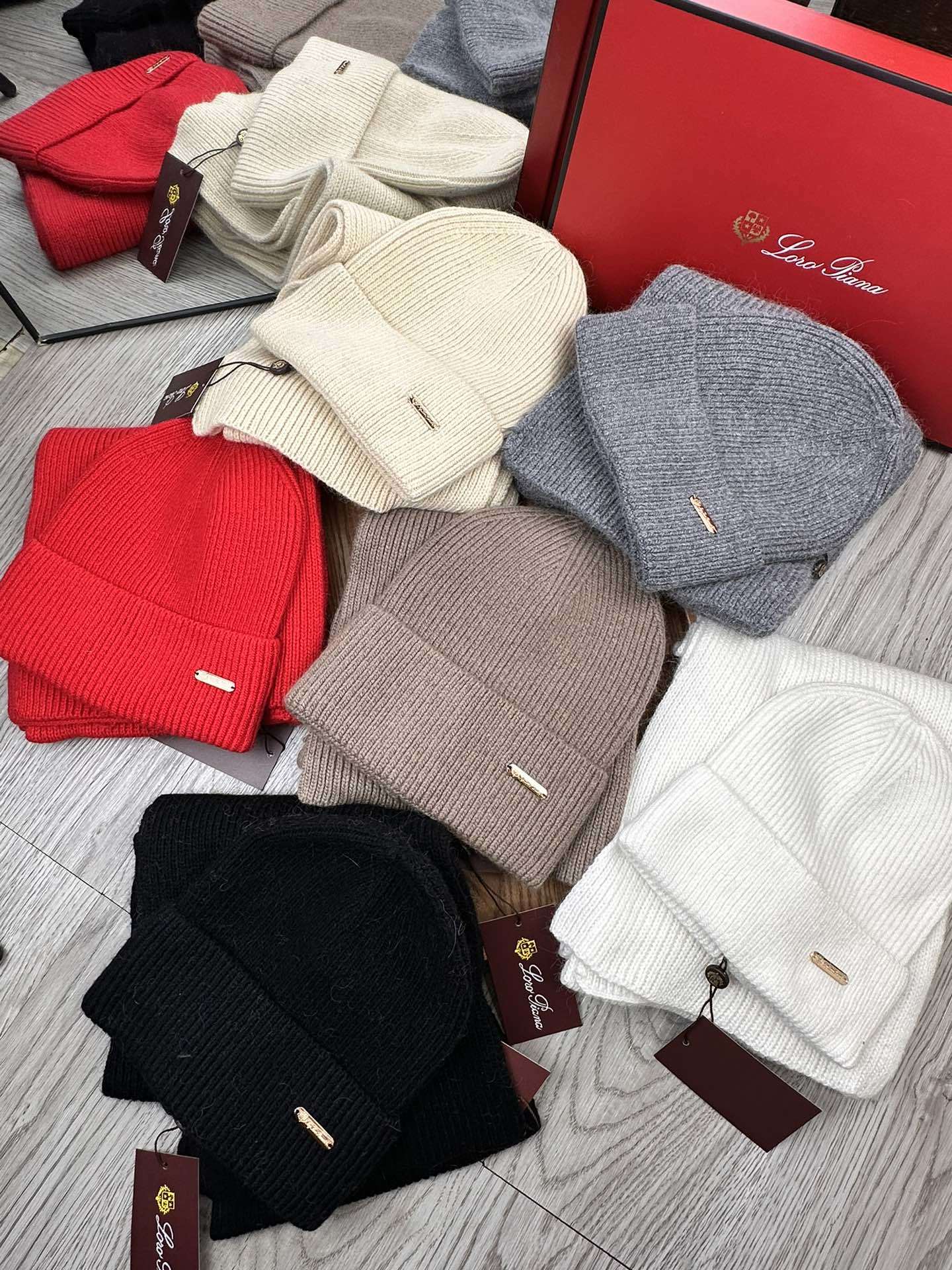 🌹。LP。【两件套-羊毛套装帽子】经典套装帽子!帽子➕围巾!70%羊毛+30%兔毛。暖暖哒超级舒服~冬日