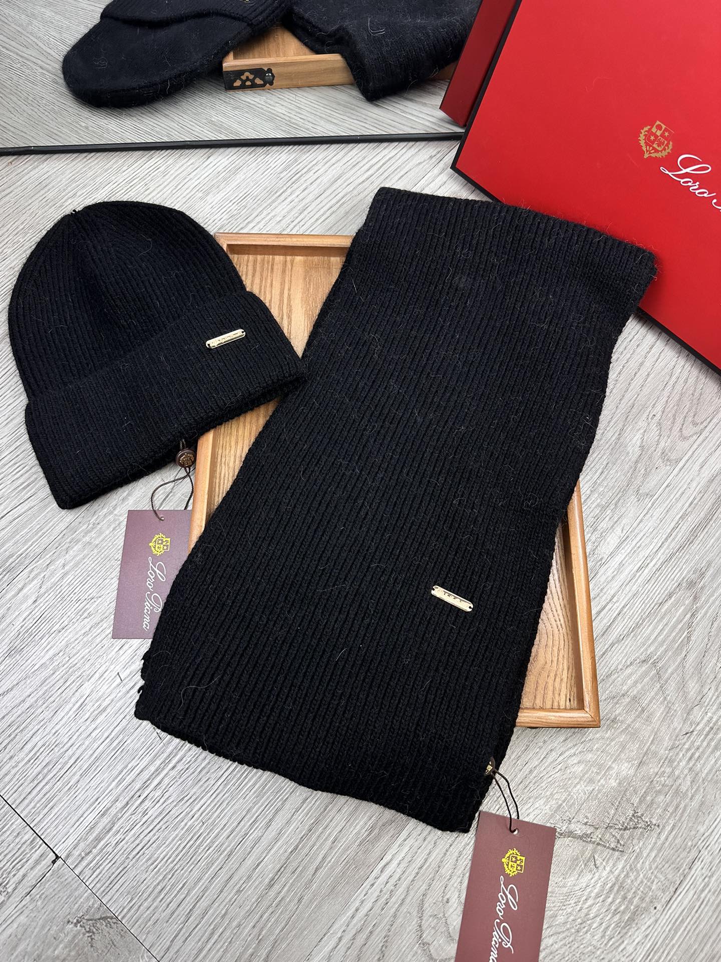🌹。LP。【两件套-羊毛套装帽子】经典套装帽子！帽子➕围巾！70%羊毛+30%兔毛。暖暖哒超级舒服～冬日