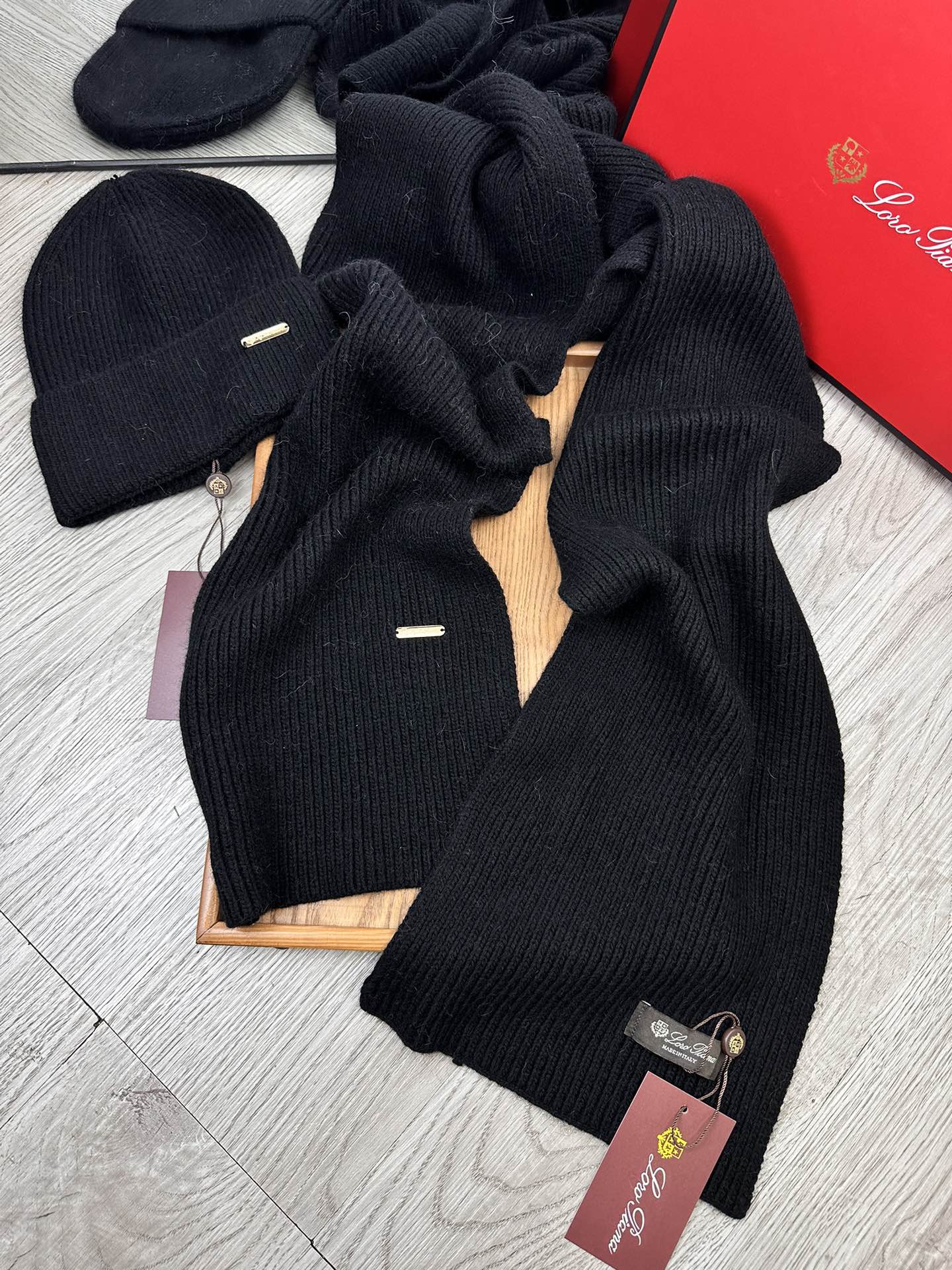 🌹。LP。【两件套-羊毛套装帽子】经典套装帽子！帽子➕围巾！70%羊毛+30%兔毛。暖暖哒超级舒服～冬日