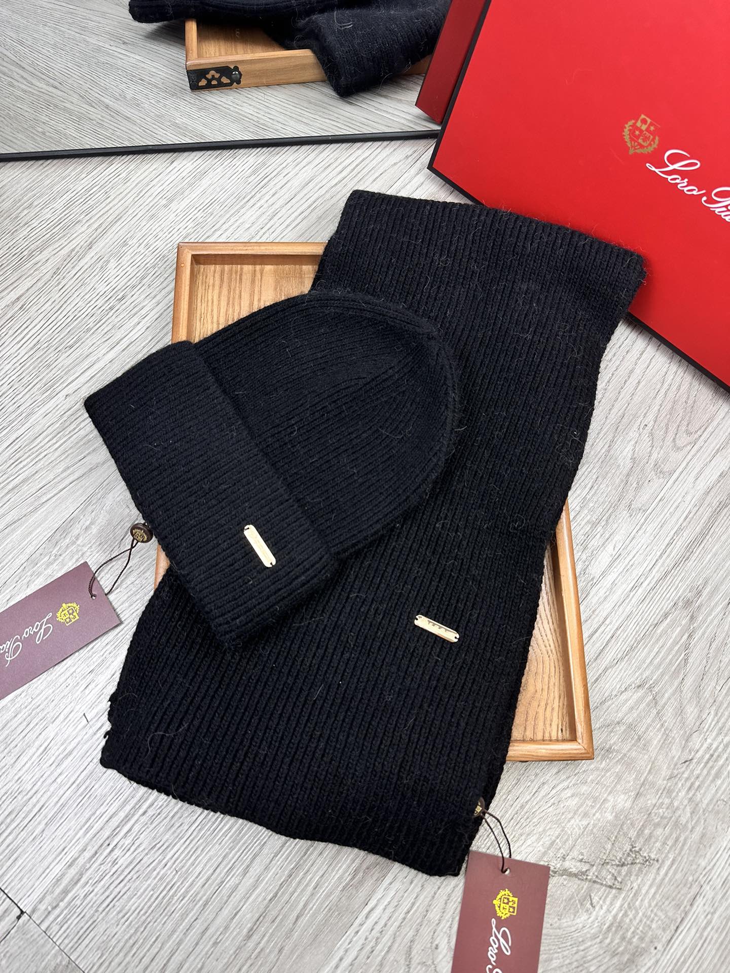 🌹。LP。【两件套-羊毛套装帽子】经典套装帽子！帽子➕围巾！70%羊毛+30%兔毛。暖暖哒超级舒服～冬日