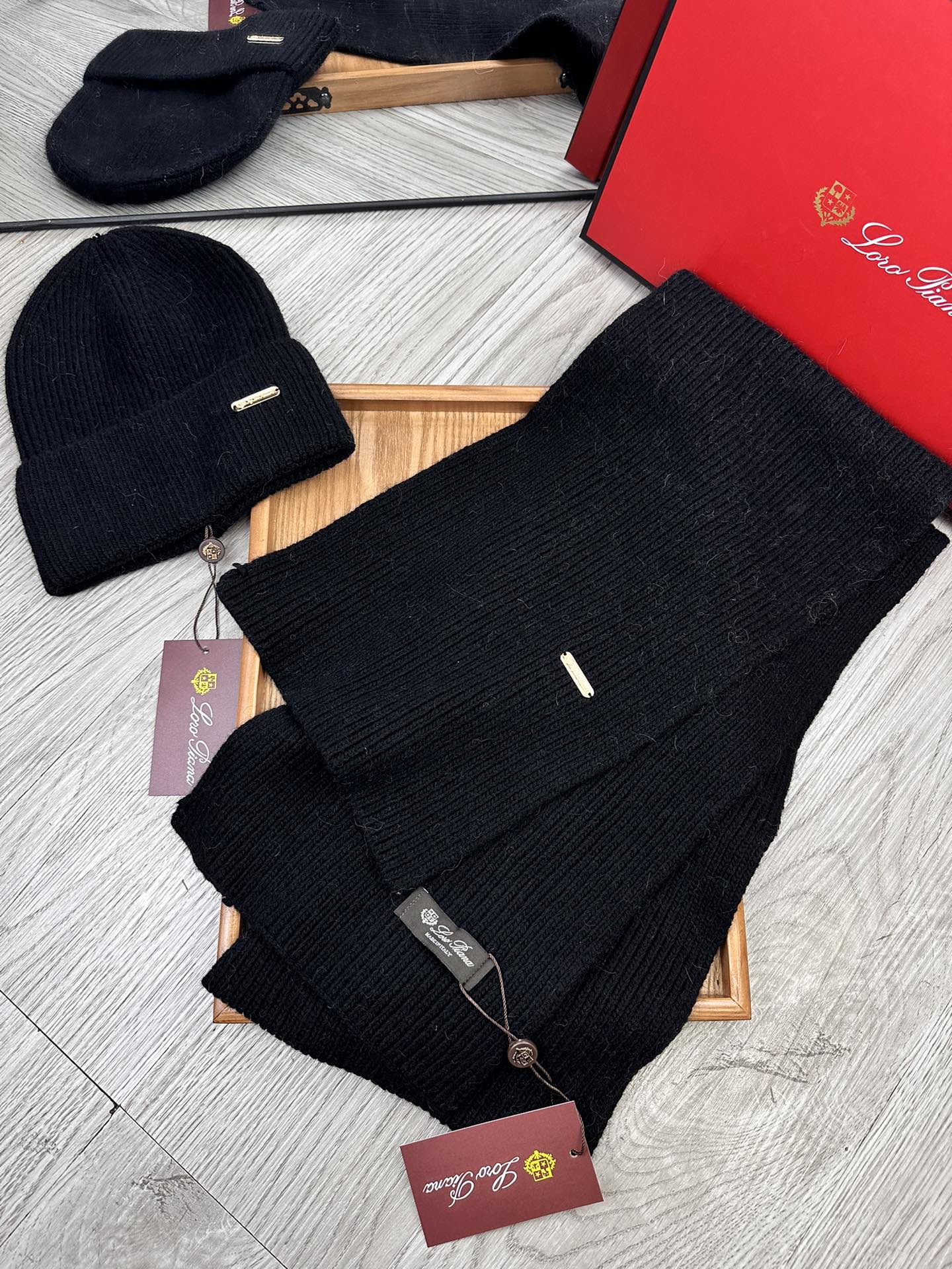 🌹。LP。【两件套-羊毛套装帽子】经典套装帽子！帽子➕围巾！70%羊毛+30%兔毛。暖暖哒超级舒服～冬日