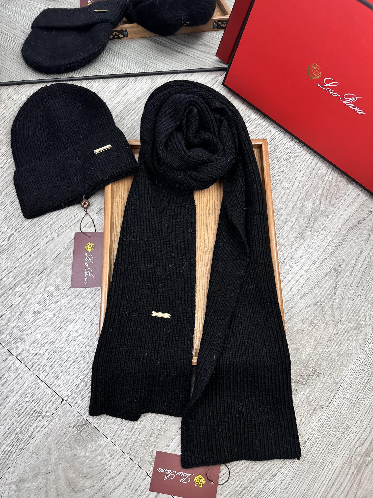 🌹。LP。【两件套-羊毛套装帽子】经典套装帽子！帽子➕围巾！70%羊毛+30%兔毛。暖暖哒超级舒服～冬日