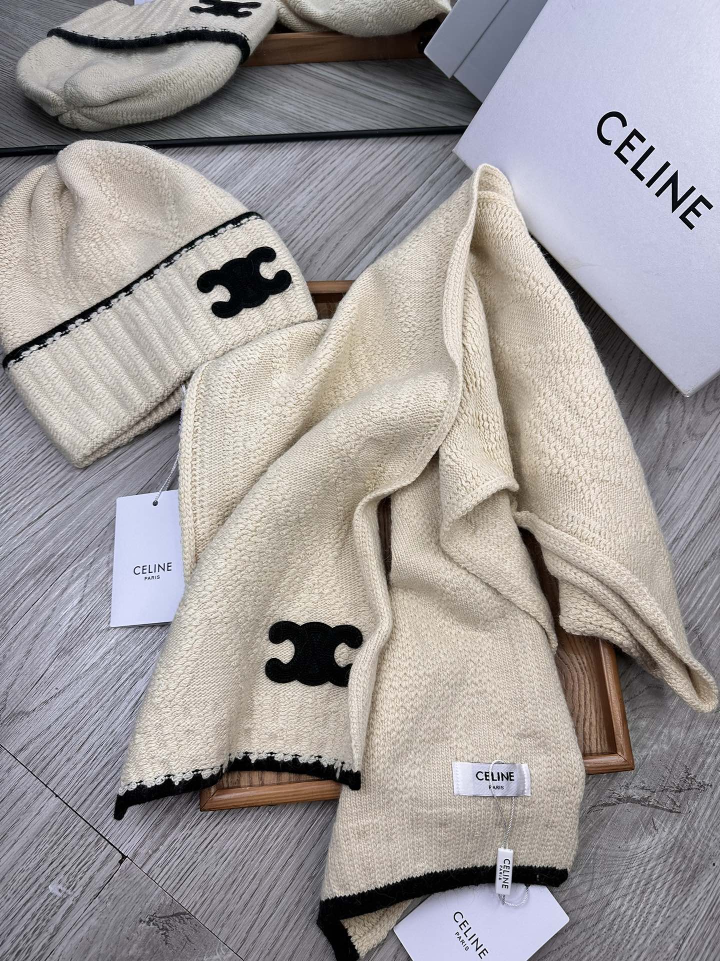 🌹。赛琳。【两件套-羊毛套装帽子】经典套装帽子！帽子➕围巾！70%羊毛+30%兔毛。暖暖哒超级舒服～冬日小姐姐减龄神器哦