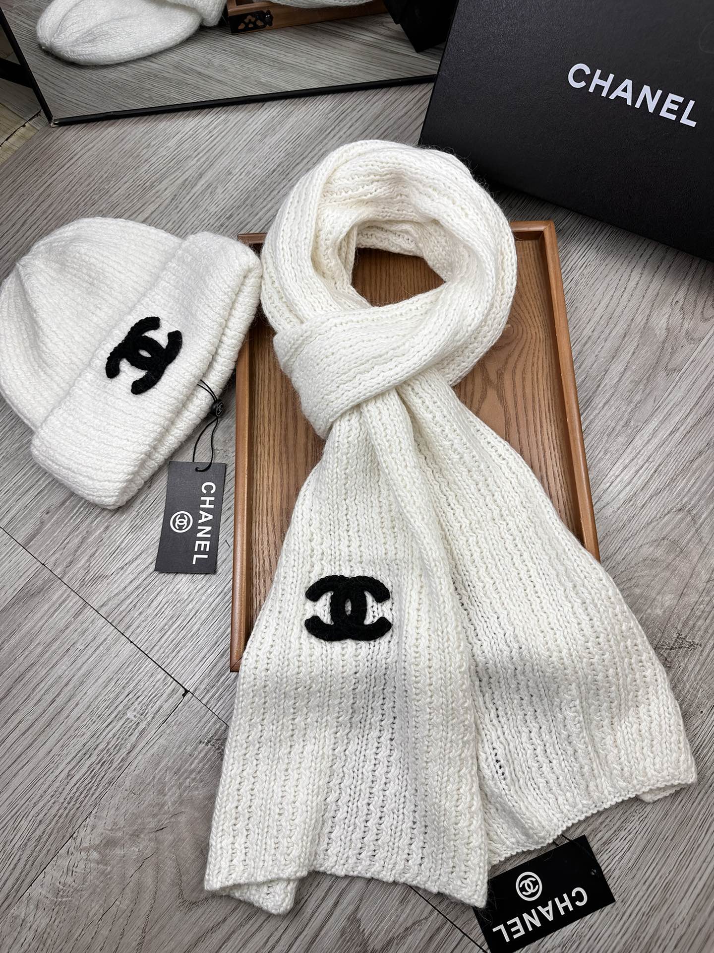 🌹。C家。【羊毛套装帽子】经典套装帽子！帽子➕围巾！材质：70%羊毛➕30%兔毛。暖暖哒超级舒服～冬日小