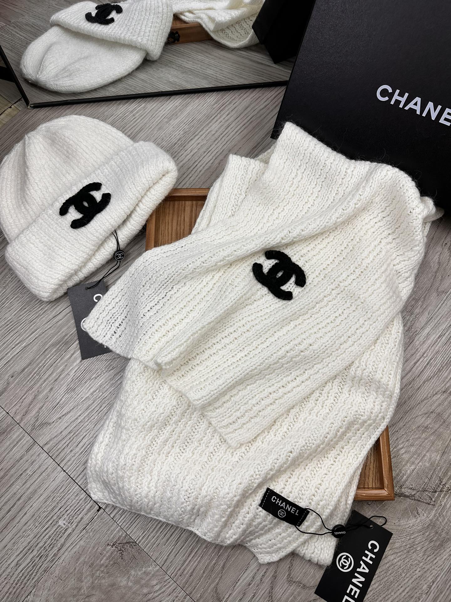 🌹。C家。【羊毛套装帽子】经典套装帽子！帽子➕围巾！材质：70%羊毛➕30%兔毛。暖暖哒超级舒服～冬日小