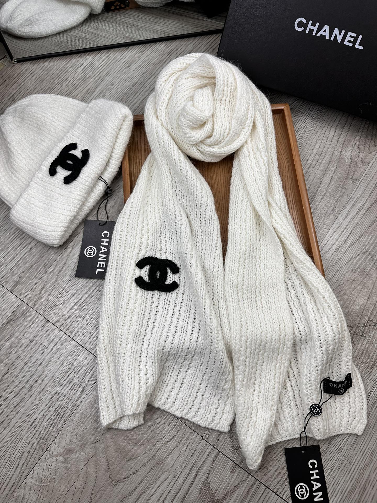 🌹。C家。【羊毛套装帽子】经典套装帽子！帽子➕围巾！材质：70%羊毛➕30%兔毛。暖暖哒超级舒服～冬日小
