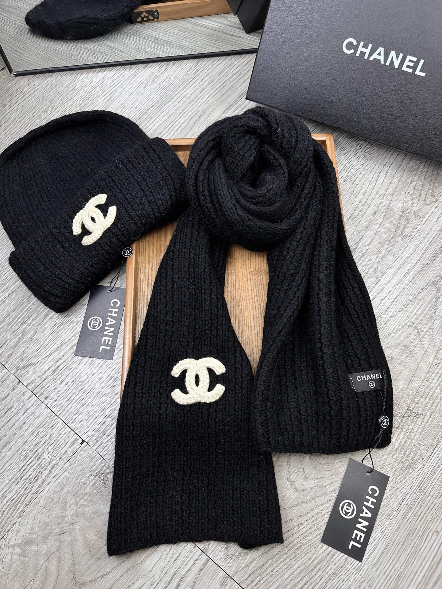 🌹。C家。【羊毛套装帽子】经典套装帽子!帽子➕围巾!材质:70%羊毛➕30%兔毛。暖暖哒超级舒服~冬日小