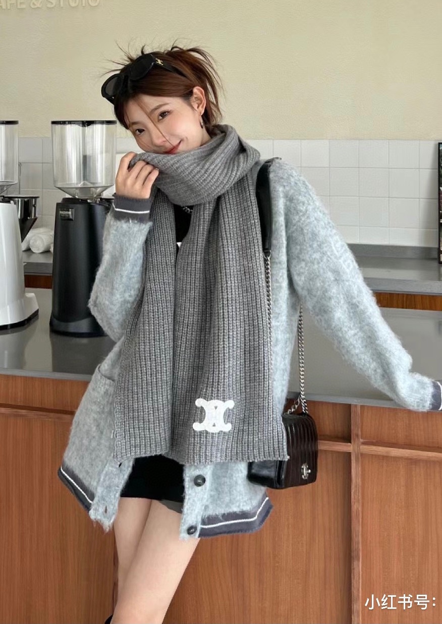 NO:170372,CELINE· A hard product for classic cashmere scarf. It is a very easy-to-use arrangement. The first point is that the quality certification is super large size*30cm. The second point is that the car line is tight!  Non-labeling!  The original order for pure export has been delivered in a batch, one of which has just passed the customs and jumped straight into the UK. The last batch is still in emergency production. I don’t want to describe this kind of goods anymore. It is a must-have for thousands of years. It is universal for men and women. The buyer takes away some of the fabric and wool!  The touch is soft and not heavy. It is super warm and skin-friendly. It is low-key and luxurious. Every color is so love-explosive that every color must be arranged. Such a good price, I missed the broken head, high-end scarf, celine, celine19860909CELINE· 赛琳经典羊绒围巾来个硬货.麻溜的安排上.好品质认证第一点超大size*30cm.第二点针密车线！非贴标！纯正出口原订单已经交货一批,其中一批刚过海关,直蹦英国.最后一批还在紧急生产中.这种货已经不想多描述了,万年必备款.男女通用.买手带走一部分.面料羊毛！手感软糯,不厚重.超级保暖亲肤.及其低调奢华每个色都是爱到爆炸每色必须安排上.这么好的价位,错过敲烂脑壳儿,高版本围巾,celine,celine,scarf