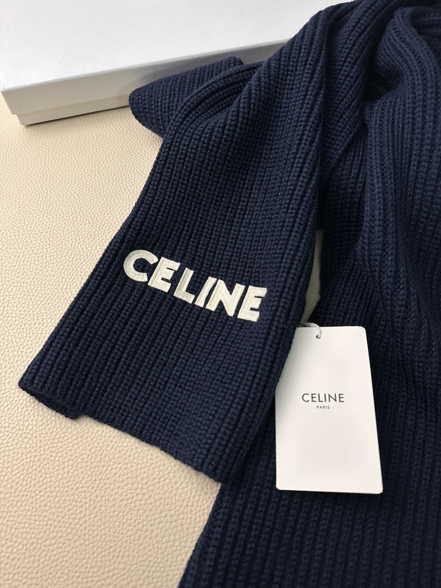 CELINE赛琳经典羊绒围巾来个硬货.麻溜的安排上.️好品质认证第一点超大size230*30cm第二点