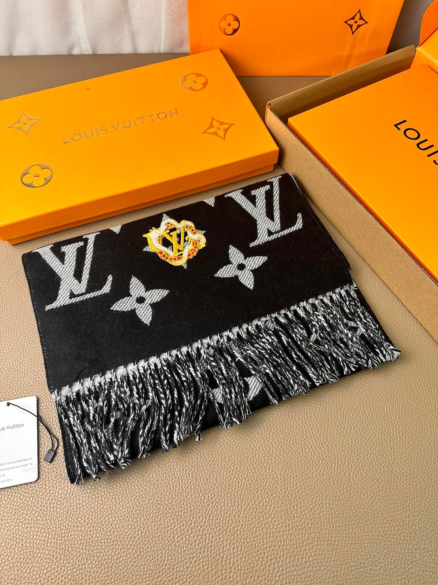NO:179116,.Lv.【High Edition】Precious Dragon LV Essential scarf welcomes the Lunar New Year with classic brand elements. Wool is integrated into Monogram jacquard pattern, with a dragon image surrounding LV letter embroidery patch, and a warm design full of trendy interest.186 x 34 cm.170 x 34 cm (excluding tassels) Wool Monogram jacquard pattern Palm dragon embroidery patch and LV logo Tassel trim high-end scarf, high-end scarf, louis vuitton19860909.Lv.【高版】Precious Dragon LV Essential 围巾以品牌经典元素迎接农历新年.绵羊毛融入 Monogram 提花织纹图案,盘龙形象环绕 LV 字母刺绣贴饰,舒暖设计洋溢潮流意趣.186 x 34 厘米.170 x 34厘米（不含流苏） 羊毛Monogram 提花织纹图案 盘龙刺绣贴饰和 LV 标识 流苏饰边高版本围巾,高版本围巾,louis vuitton,scarf