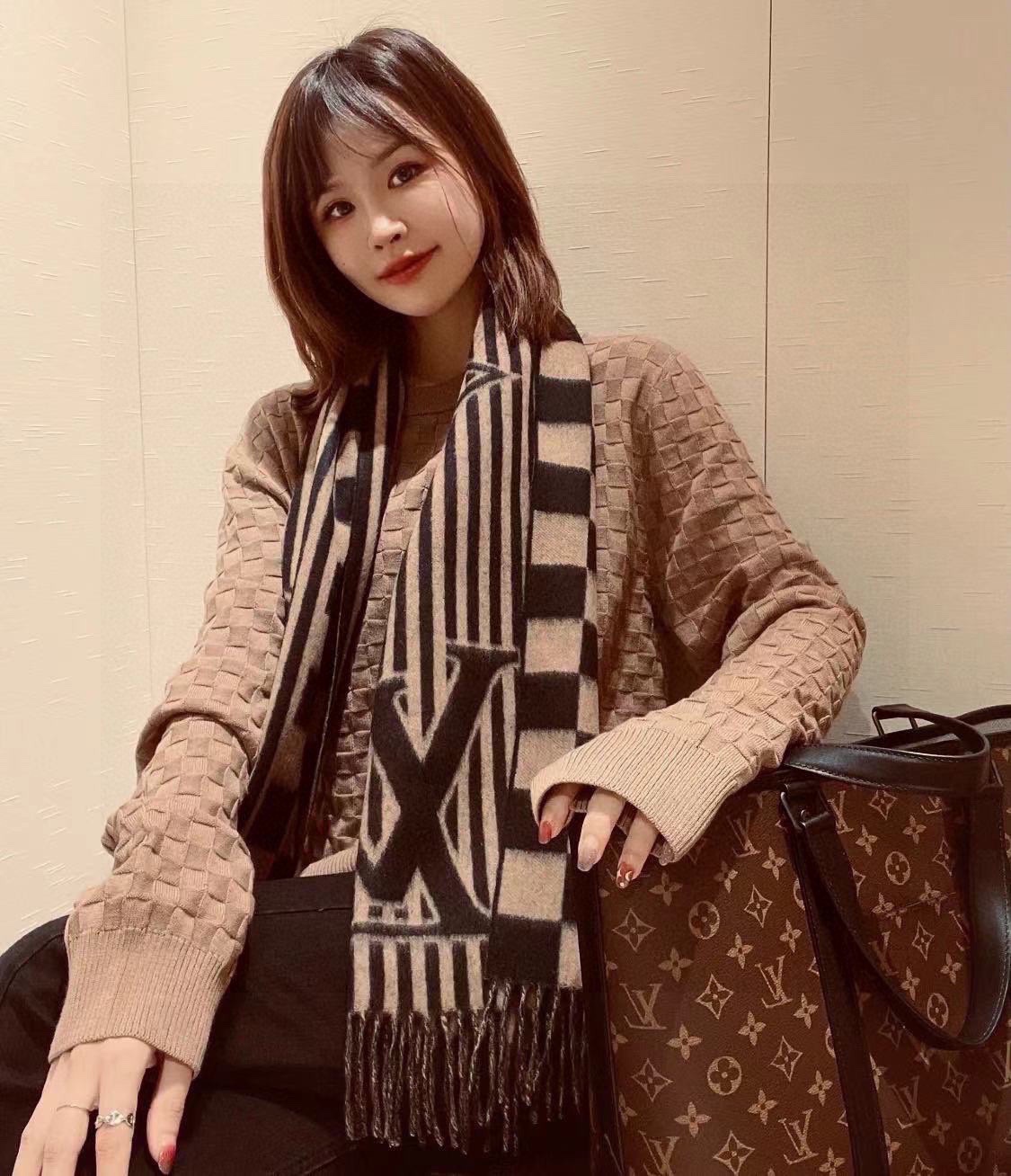 NO:169459,. L Home. [New Men's Scarf] Recommend L's latest black and gray brown two-color design cashmere scarf. The feel is very soft and glutinous. One such design is equal to two. It is practical and fashionable. It is essential for autumn and winter. Choose whether it is mainly black or gray according to the clothing. The presbyterian flowers are really magical. It will always make people feel very beautiful. Moreover, black and gray are always the most versatile and eternal color matching. All the big brands of presbyterian flowers series are really only wearing L's scarf, which is very warm and soft. Our price is really better than the mother's!  I will definitely feel that it is worth it when I get the product. This year, this is very popular. There are a small amount of out-of-print, and you can enter it. The size is 200*50cm (including the requirements) specifications., high-version scarf, louis vuitton, shawls19860909. L家.【新款男士围巾】推荐L最新黑灰咖色双色设计羊绒围巾 手感非常软糯,这样的设计一条等于两条,实用又时髦秋冬必备,根据服饰选择黑色为主还是灰色为主的佩戴方式L的老花真的是有魔力吧~永远永远都让人觉得非常好看,而且黑灰色永远都是最百搭最永恒的配色所有大牌的老花系列真的只服L围巾厚度很保暖,手感柔软~我们这个价格真的比亲妈还亲妈！实物拿到手绝对觉得超值到家今年非常流行这样的大披肩~绝版少量,懂的入.尺寸200*50cm(含须)规格.,高版本围巾,louis vuitton,shawls,scarf