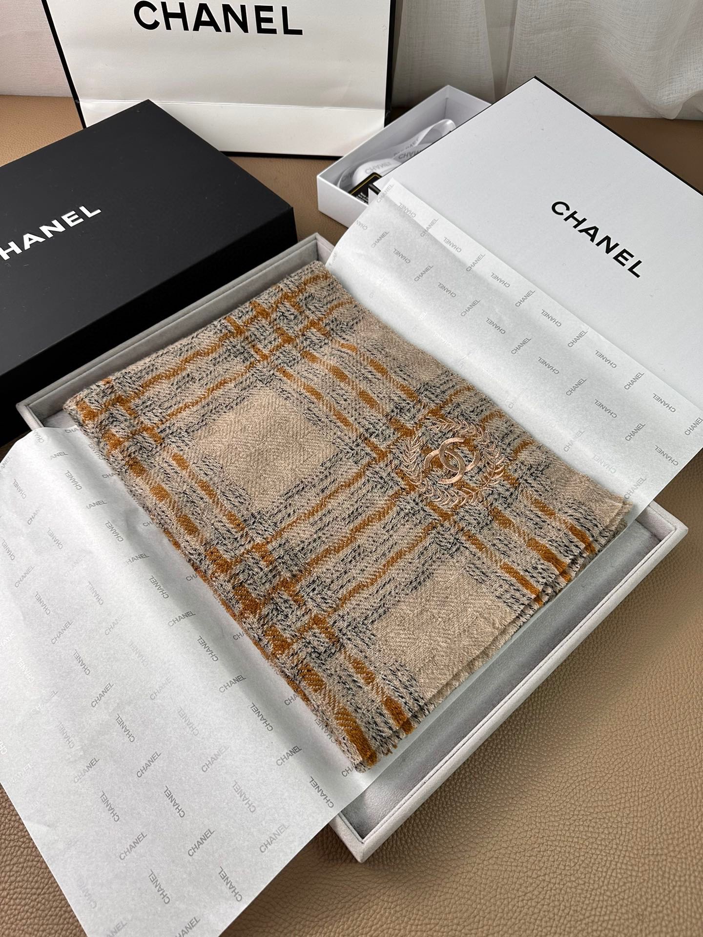 NO:169463,.C home. New style, matching tools, Chanel series, exclusively for VIP products. Top imported Scottish wool pattern weaving makes the scarf elastic and soft and skin-friendly. Extremely noble and elegant. Intellectual style. Simple and atmospheric design. It is definitely not a fancy style. It is definitely a niche product. Not everyone knows it. It is absolutely the first choice for savoring life. It is a must-have for those who know the goods. Casual style matching!  [Color][Color][Color] Please take a detour for laymen 50*200 wool, high-version scarf, chanel, chanel19860909.C家. 新款 搭配利器 香奈儿系列货 专供vip 产品 顶级苏格兰进口绵羊毛纹路织法使围巾赋有弹性且柔软亲肤  无比的高贵优雅 知性的款式 简洁大气的设计 绝对的不是花里胡哨的款式绝对的是小众产品 不是谁都懂的它的好 绝对的品味生活的首选搭配饰品 识货者必入.休闲风格搭配必备哦！[色][色][色]外行请绕道 50*200绵羊毛,高版本围巾,chanel,chanel,scarf