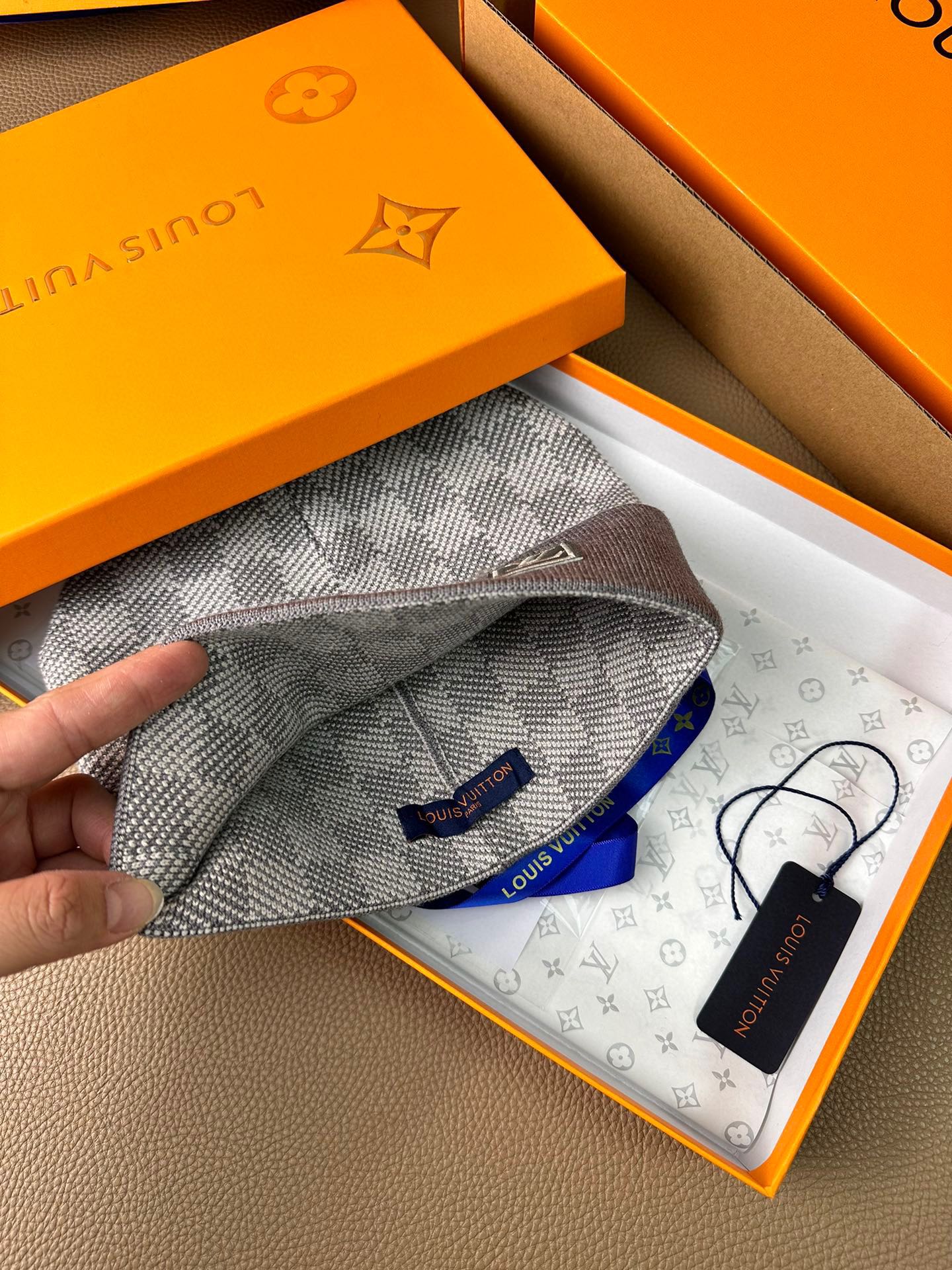 。L家。【羊毛单帽】专柜专柜专柜直接下的订单.电子版合确认信息拍你们.客供小羊毛！珍贵典藏的灵魂帽子！客