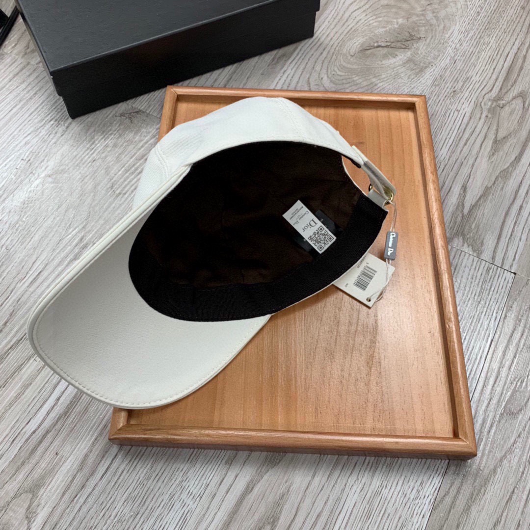 🌹。D家。 刺绣款【超A品质】最新款！时尚潮流，高端做工！每一个帽子都是用心之作！牛津材质！头层牛皮！配