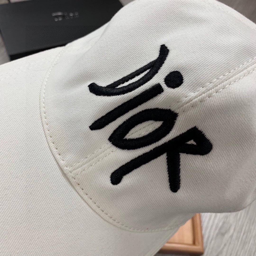 🌹。D家。 刺绣款【超A品质】最新款！时尚潮流，高端做工！每一个帽子都是用心之作！牛津材质！头层牛皮！配